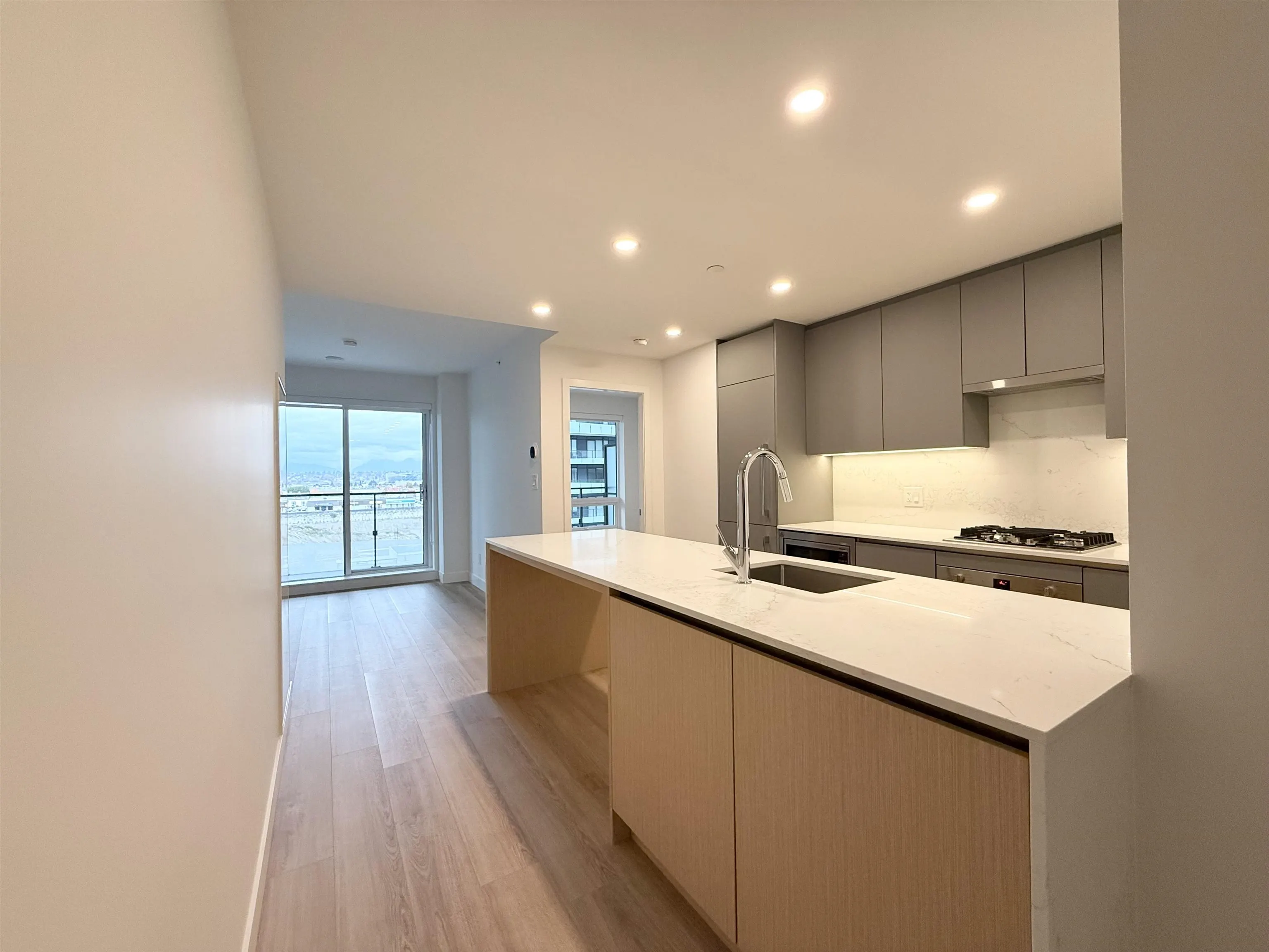 702 7977 Lansdowne Road