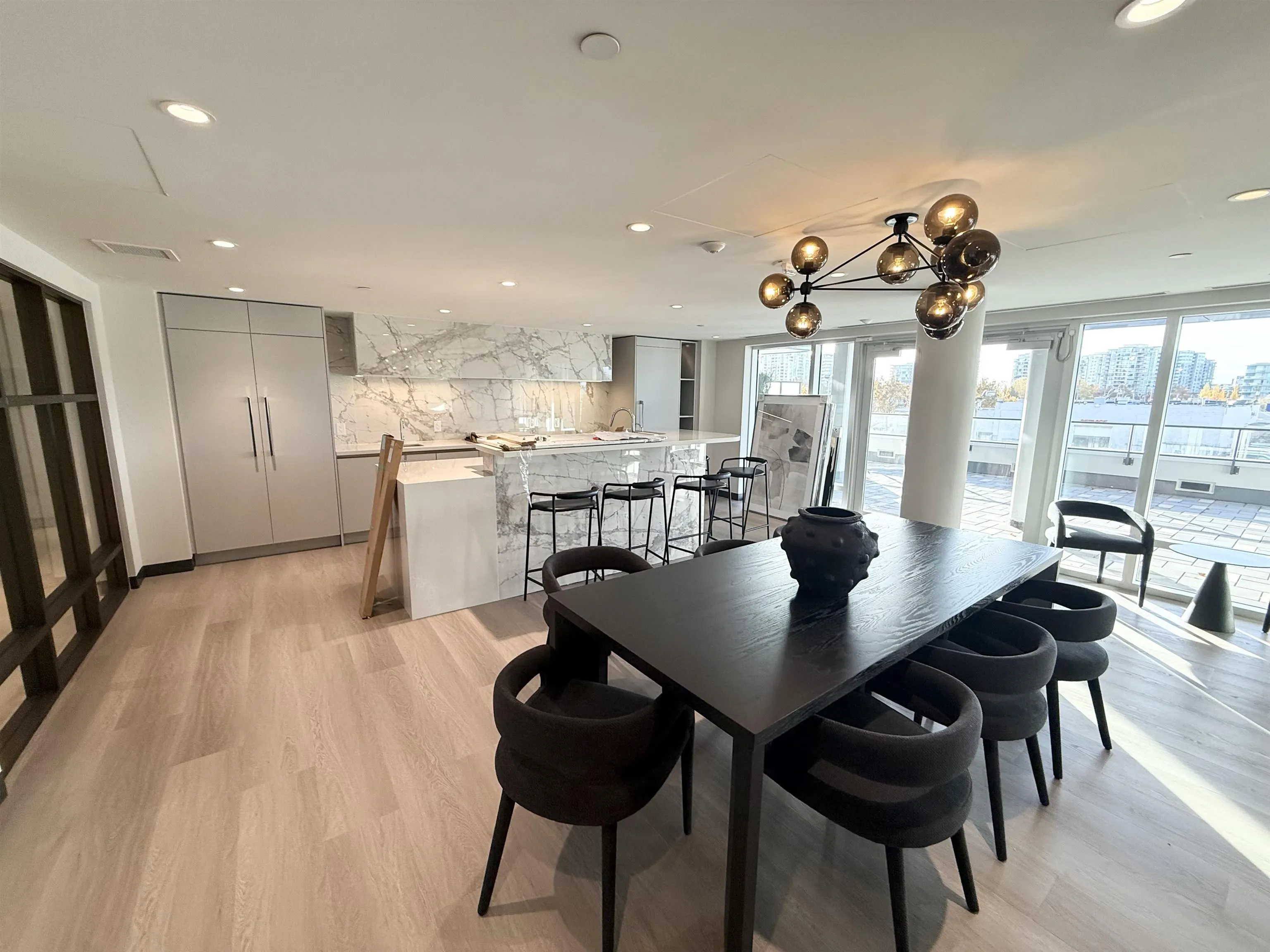 702 7977 Lansdowne Road