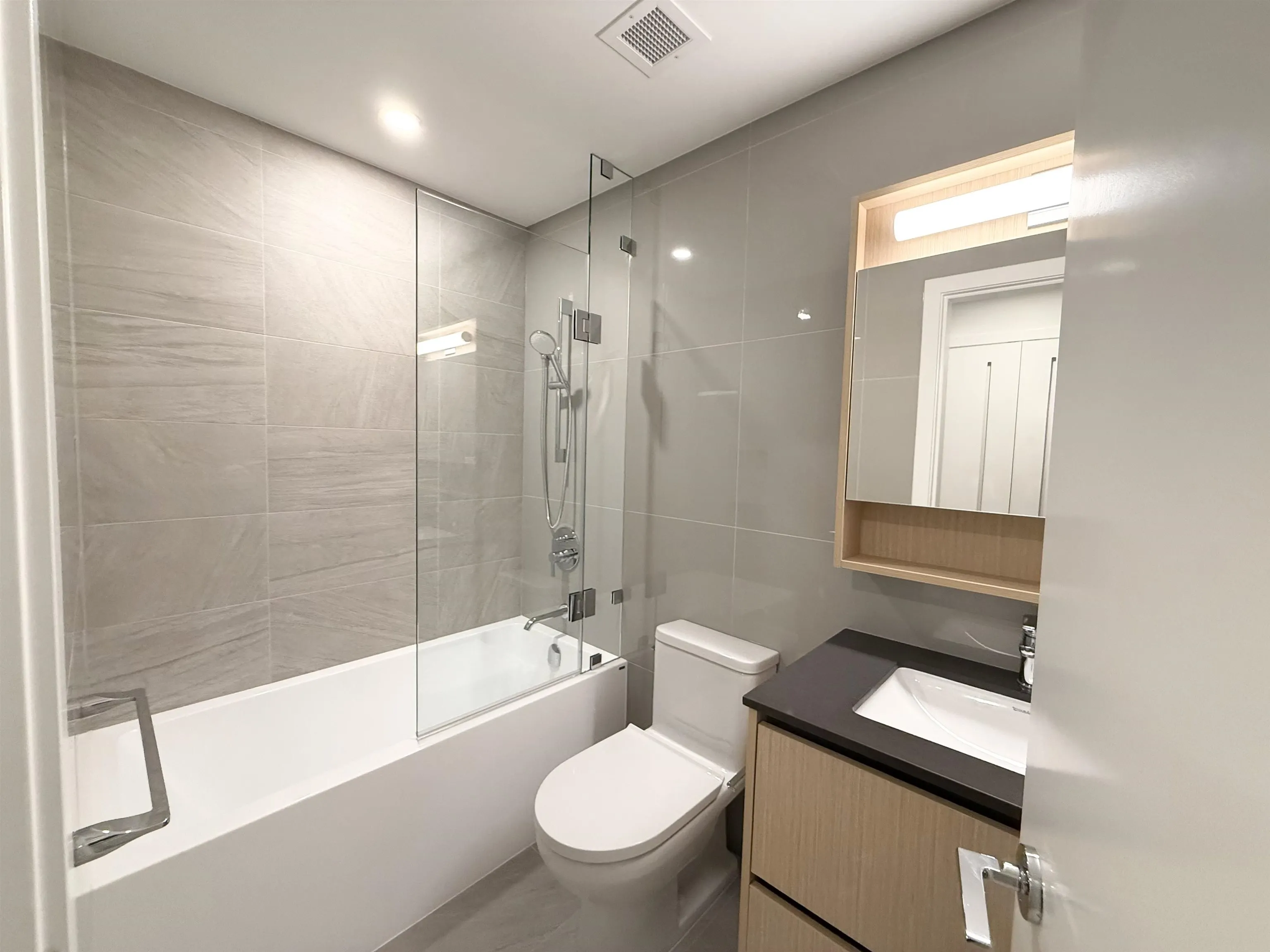 702 7977 Lansdowne Road