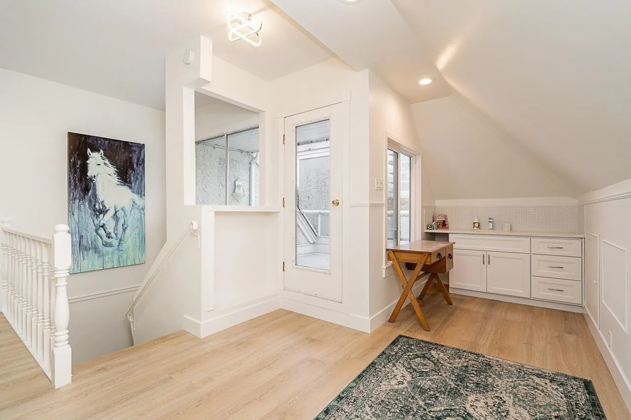 109 216 E 6th Street