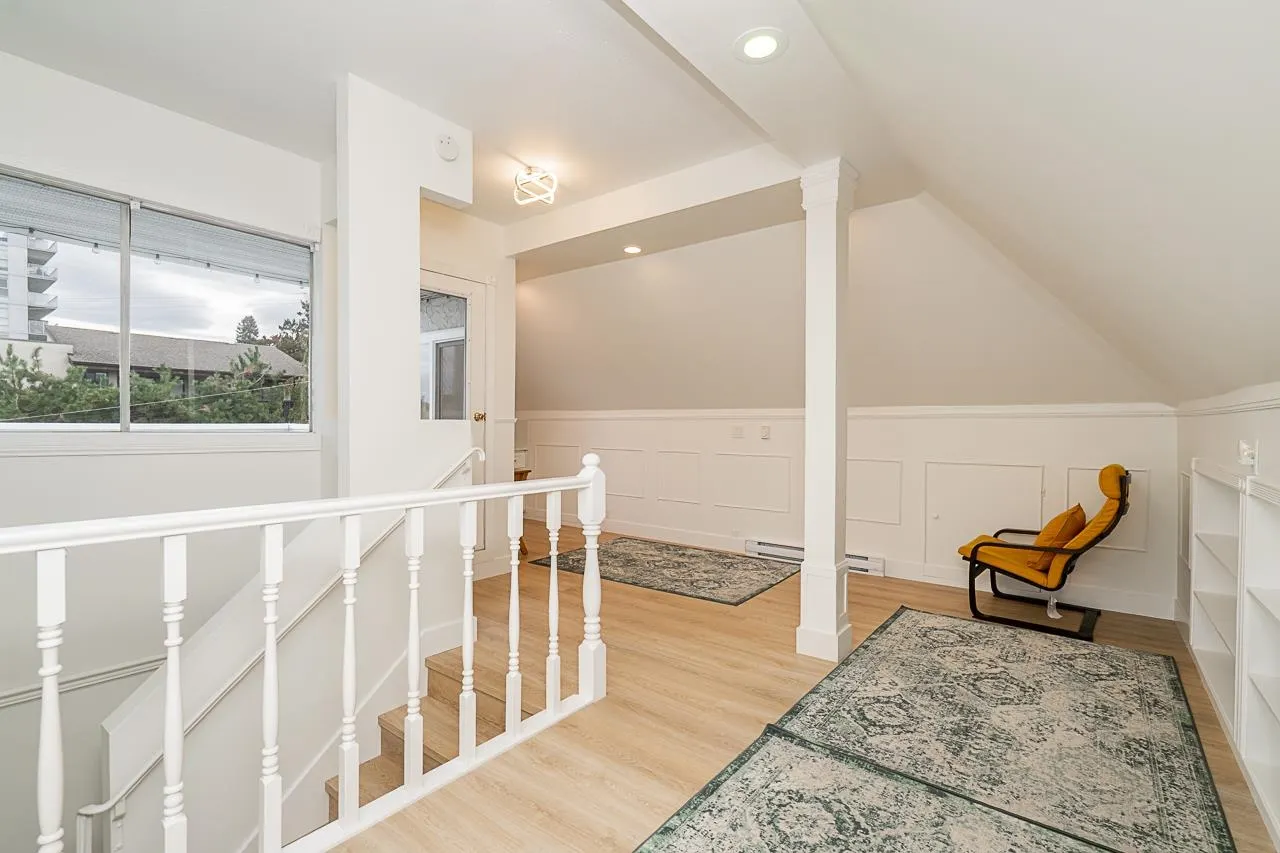 109 216 E 6th Street