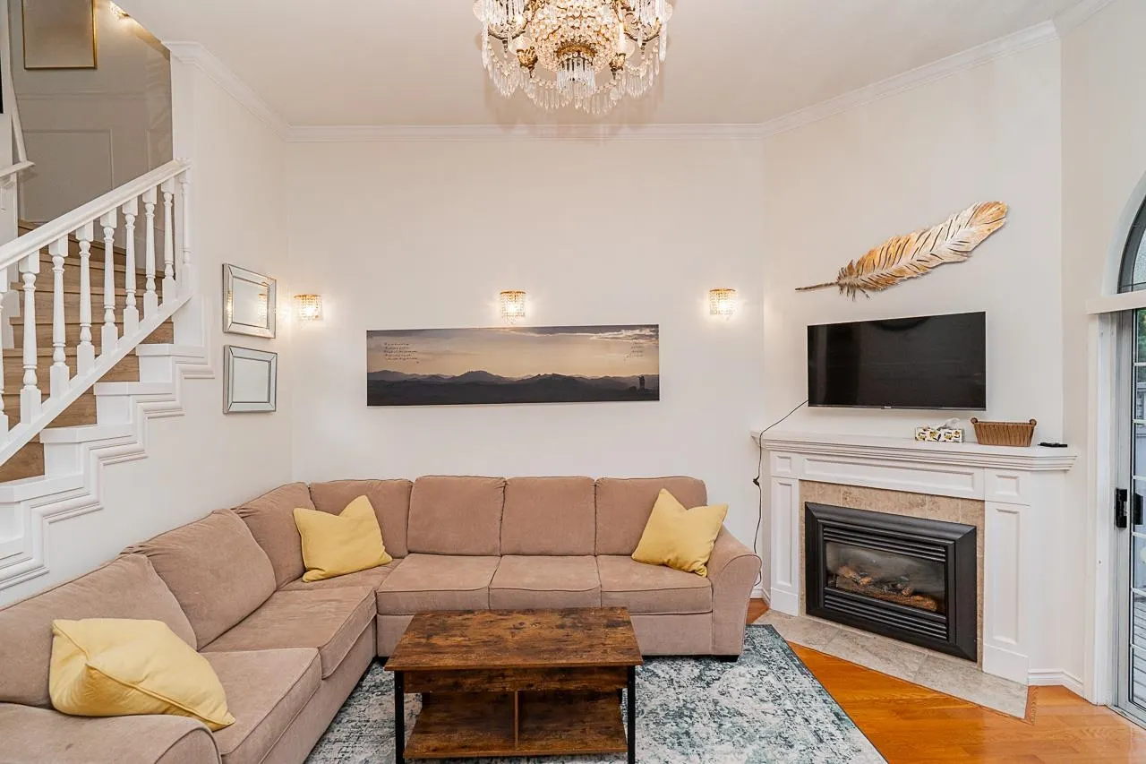 109 216 E 6th Street