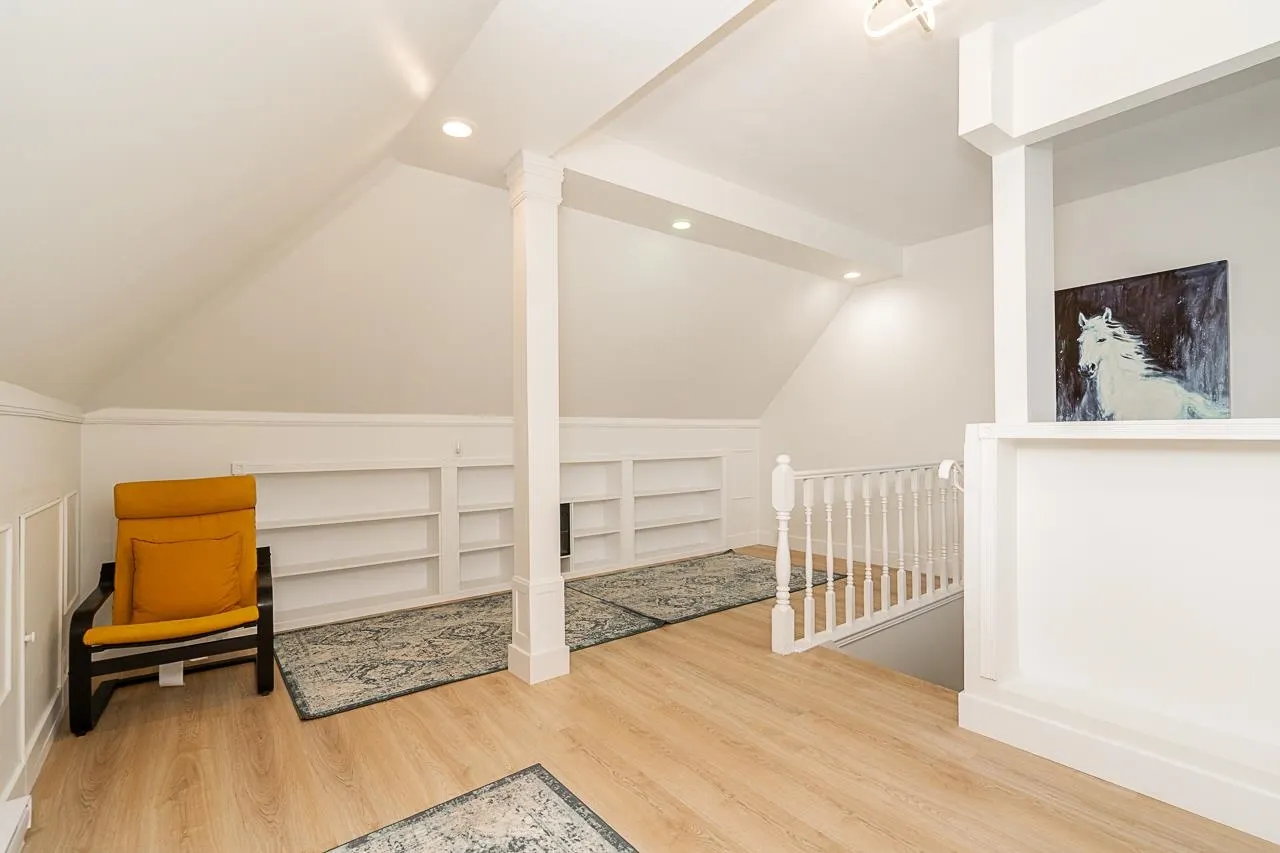 109 216 E 6th Street