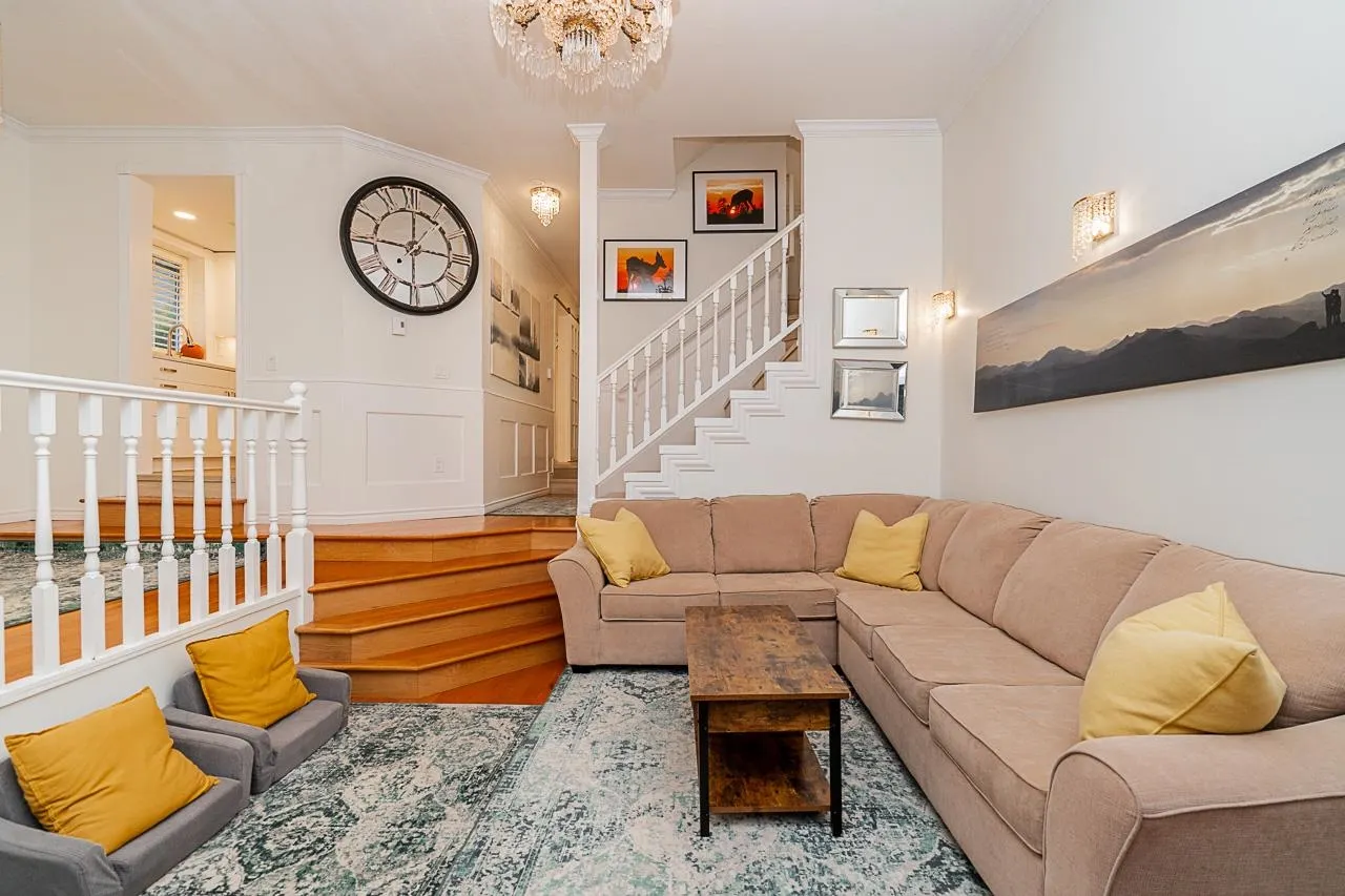 109 216 E 6th Street