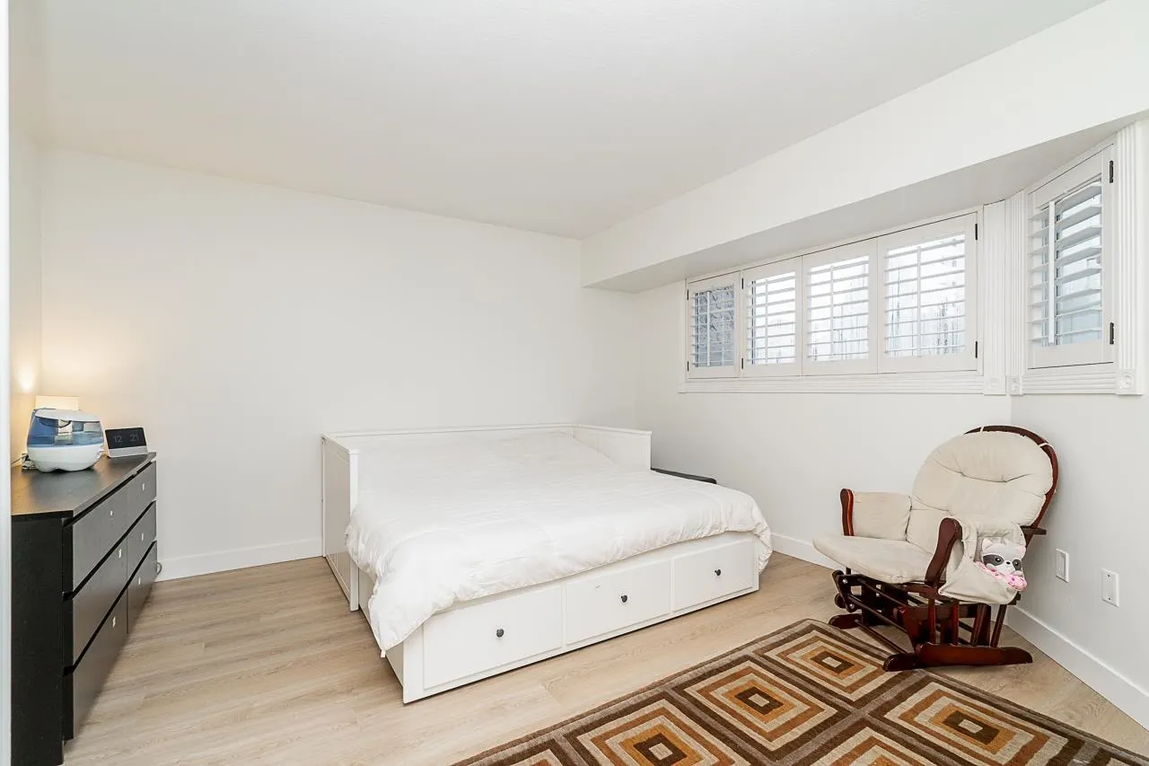 109 216 E 6th Street