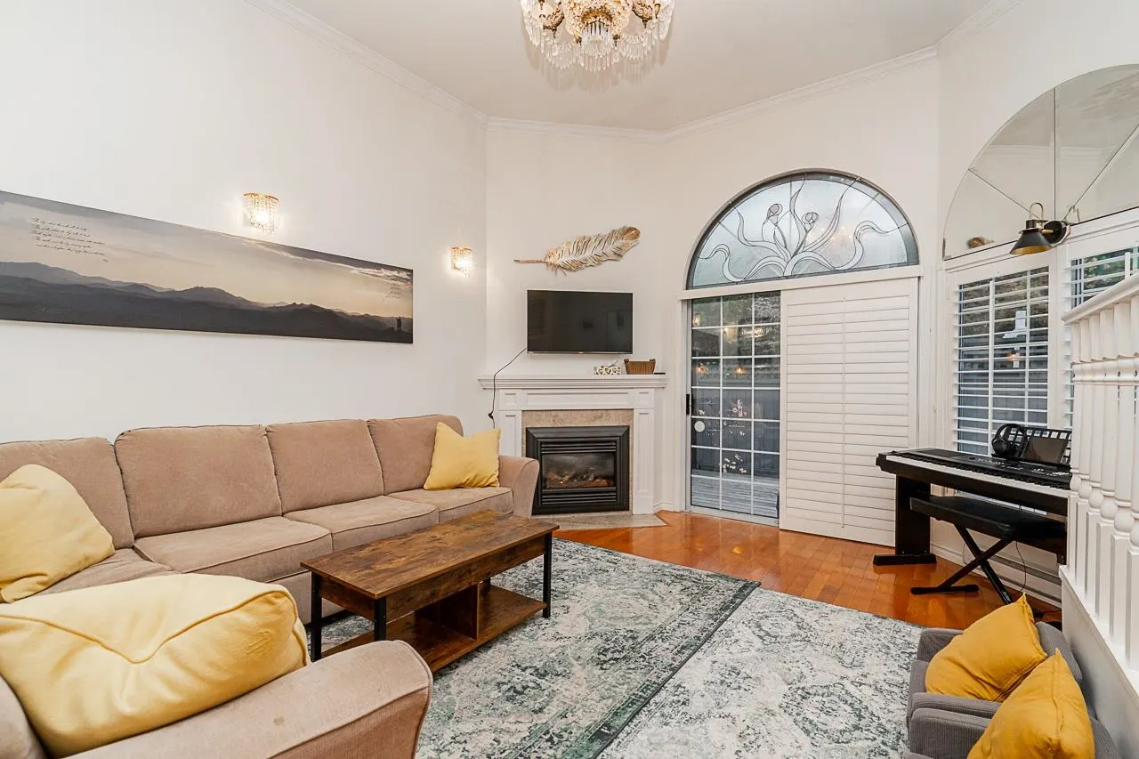 109 216 E 6th Street