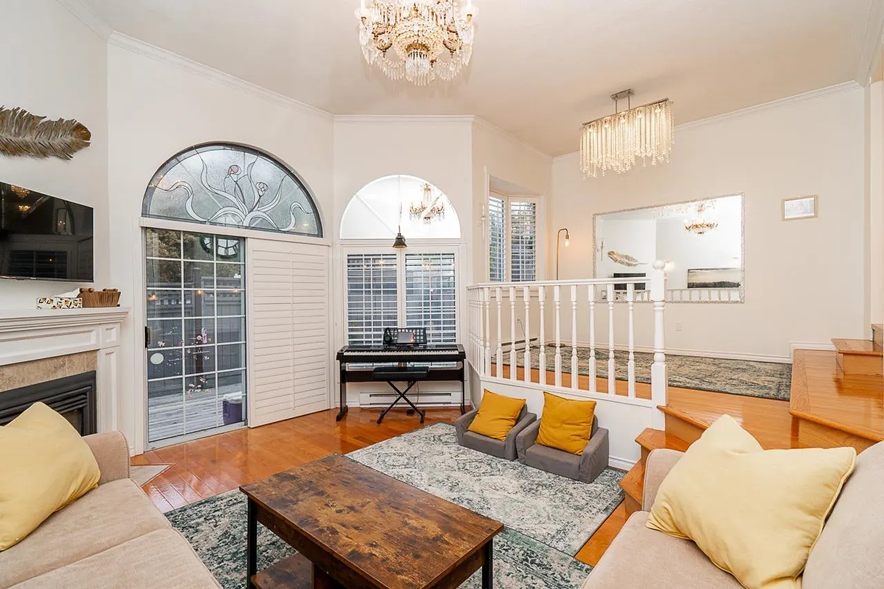 109 216 E 6th Street