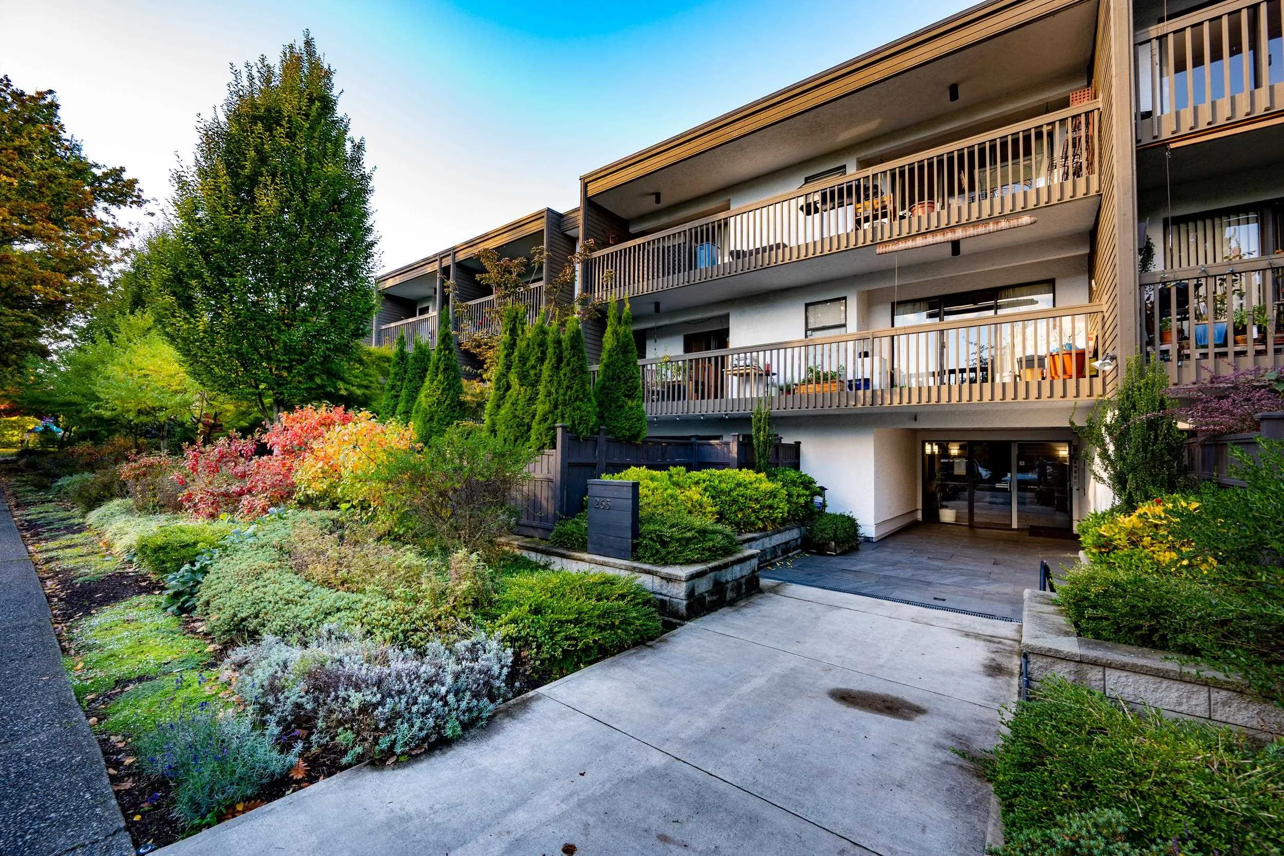 117 265 E 15th Avenue