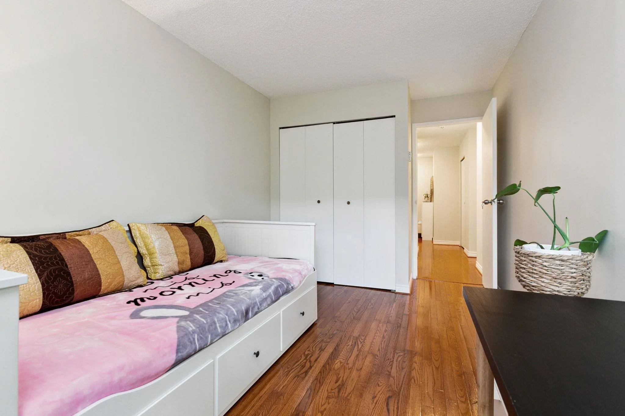 402 1026 Queens Avenue