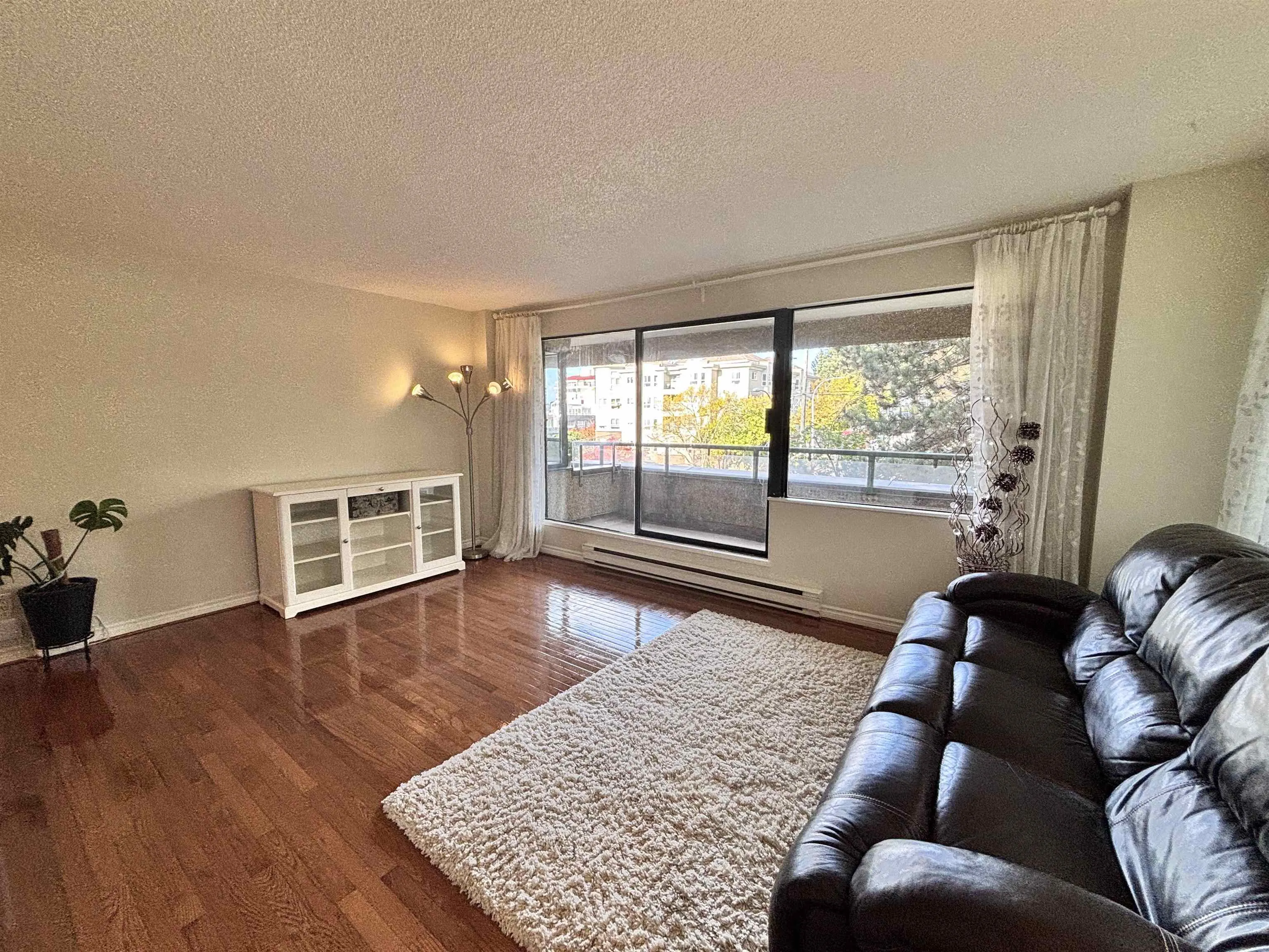 402 1026 Queens Avenue