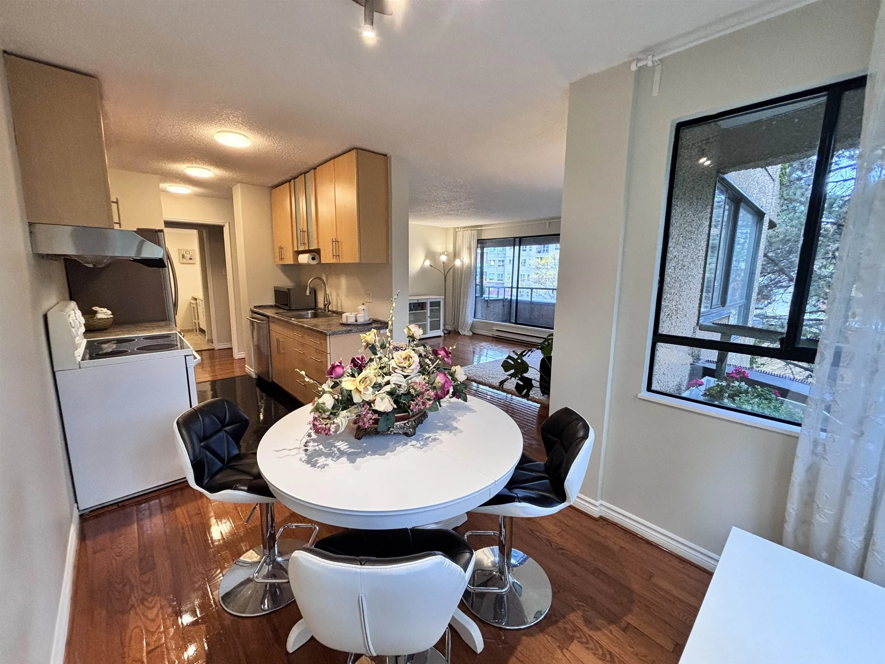 402 1026 Queens Avenue