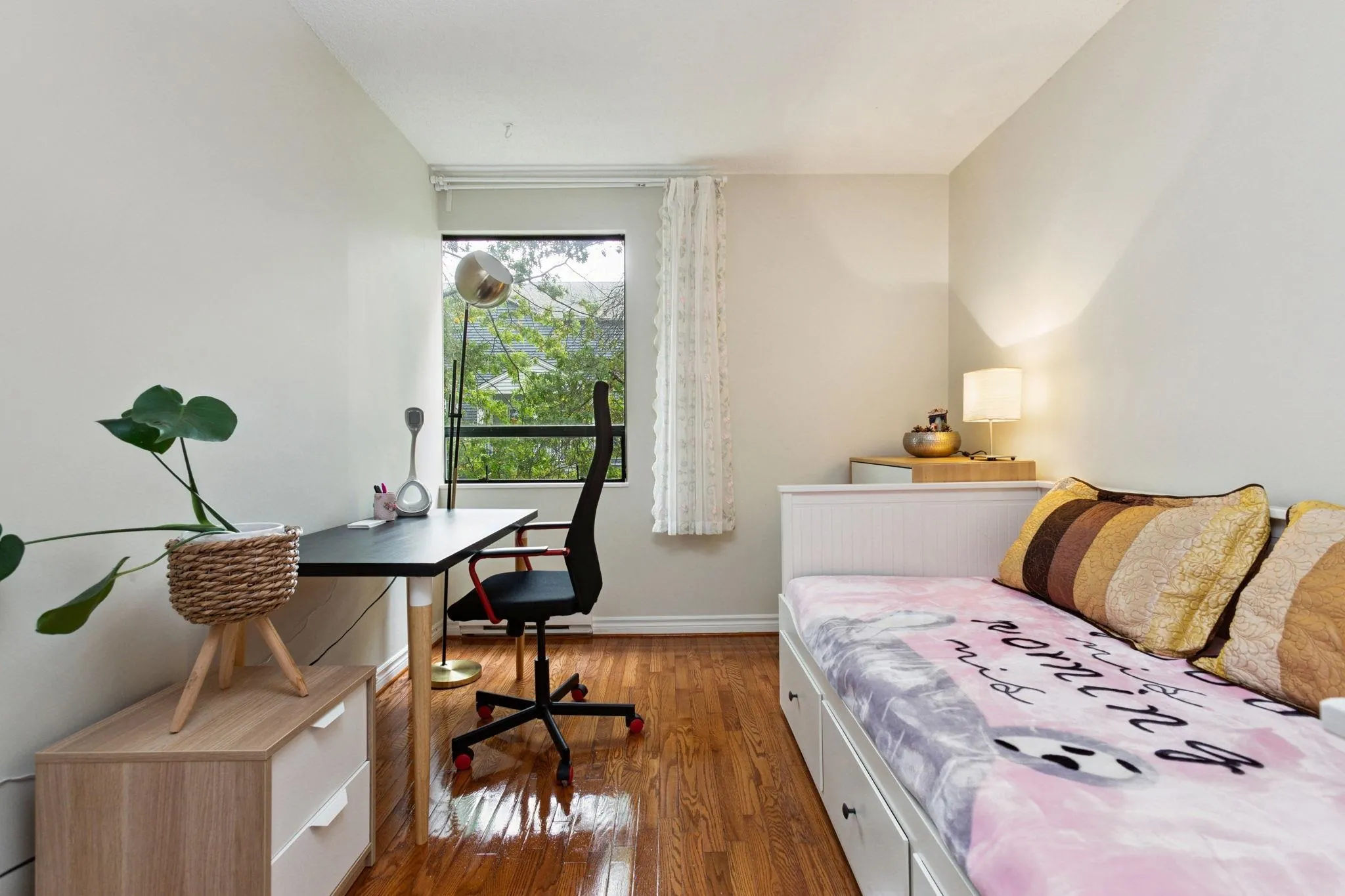 402 1026 Queens Avenue