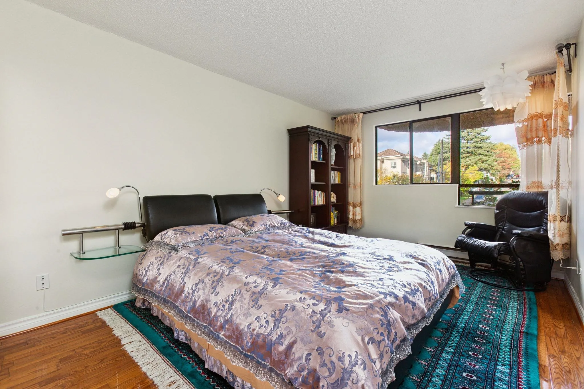 402 1026 Queens Avenue