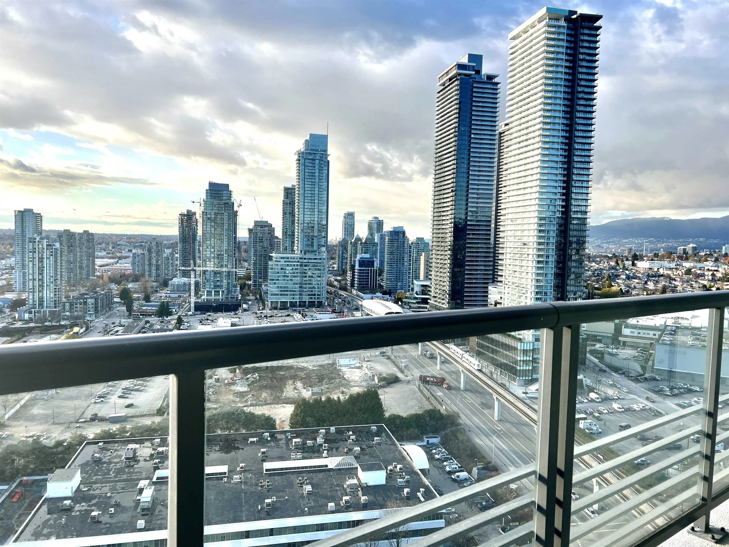 25xx 4720 Lougheed Highway