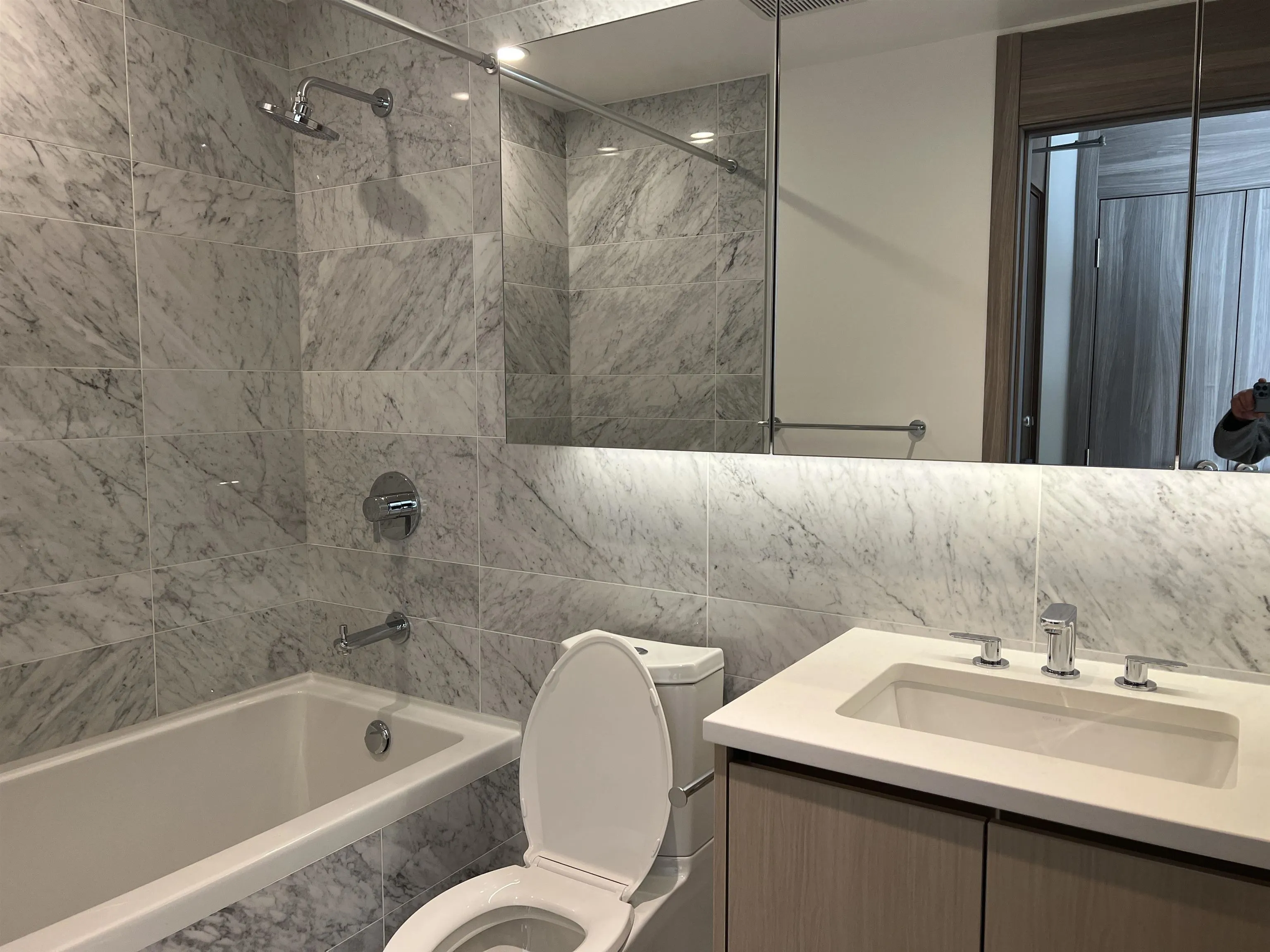 25xx 4720 Lougheed Highway