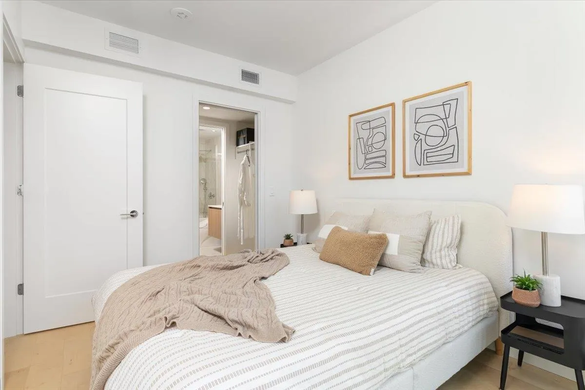 1104 135 E 13th Street