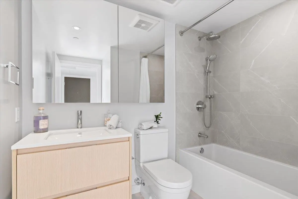 2205 1500 Fern Street