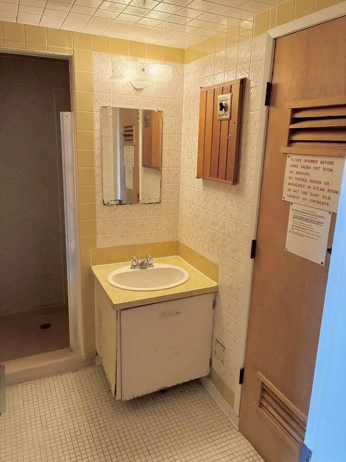 219 9300 Glenacres Drive