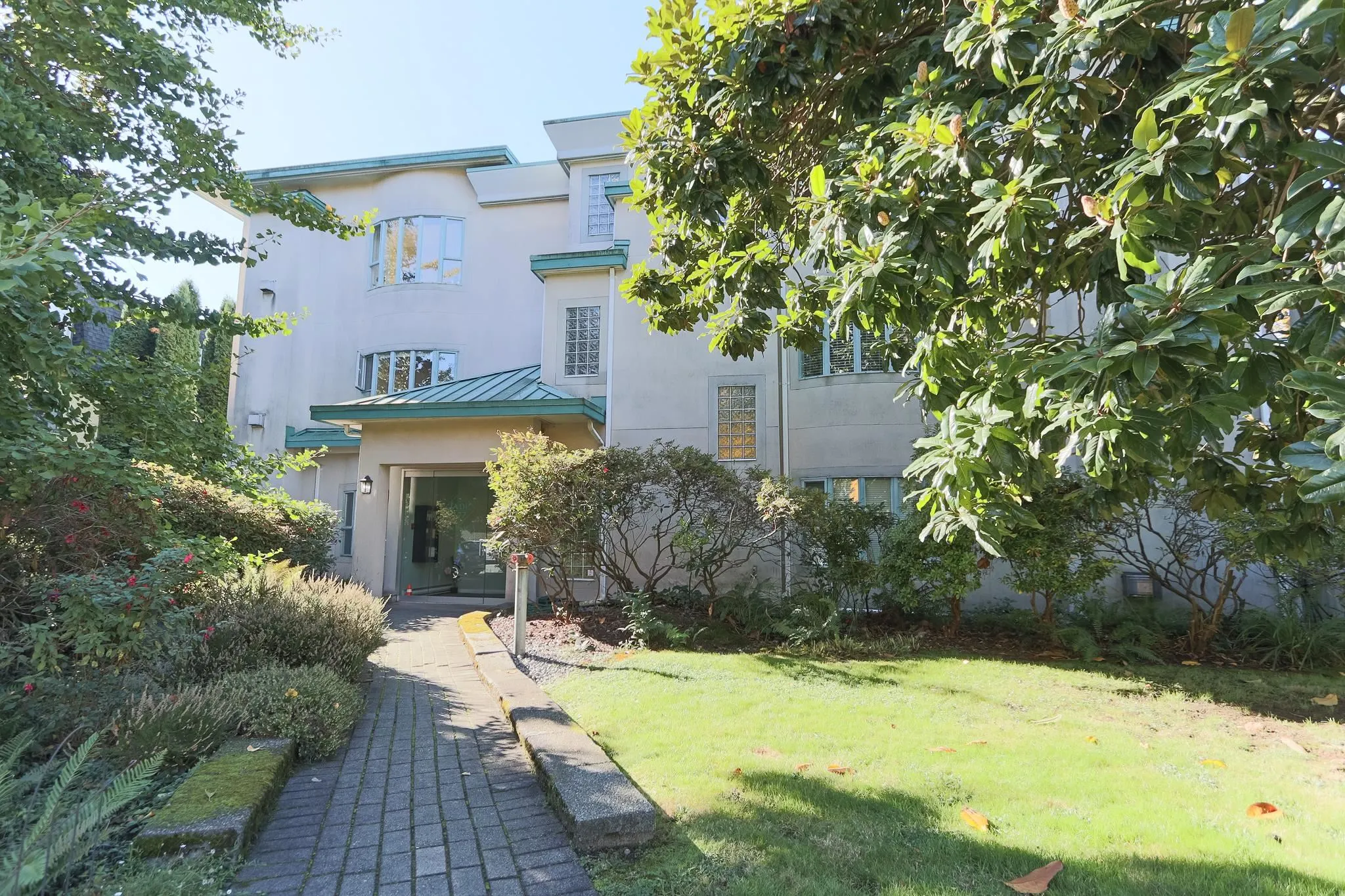 106 177 W 5th Street