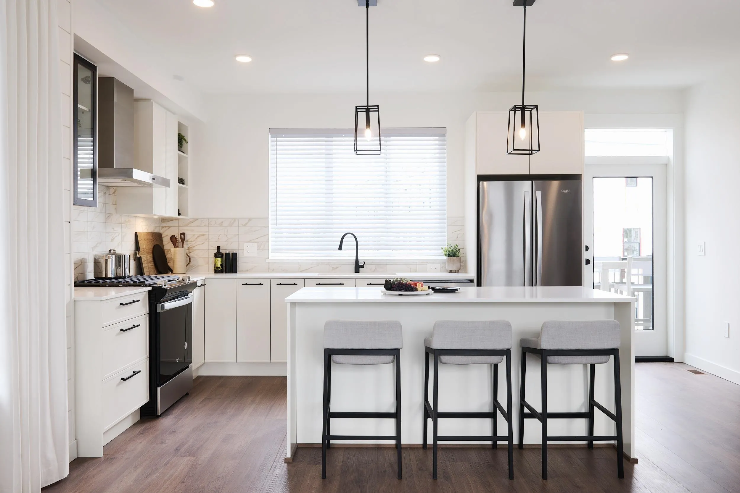 71 2886 Montrose Avenue