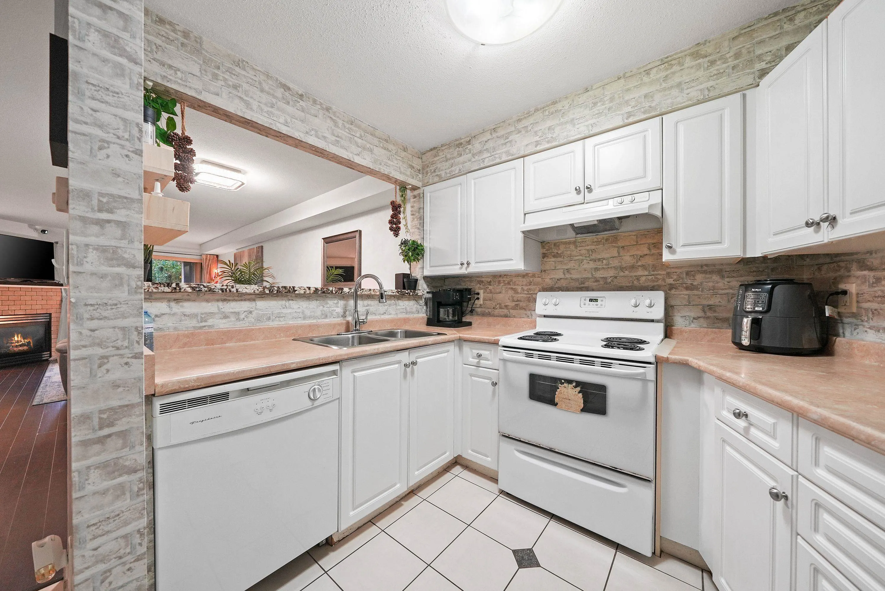 2 1383 Brunette Avenue