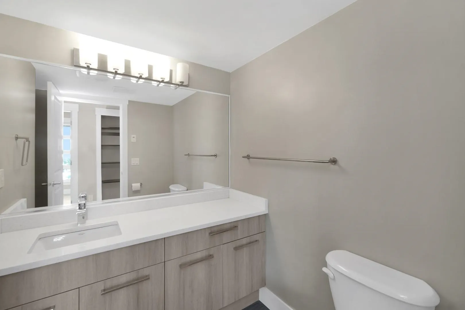 309 857 W 15th Street