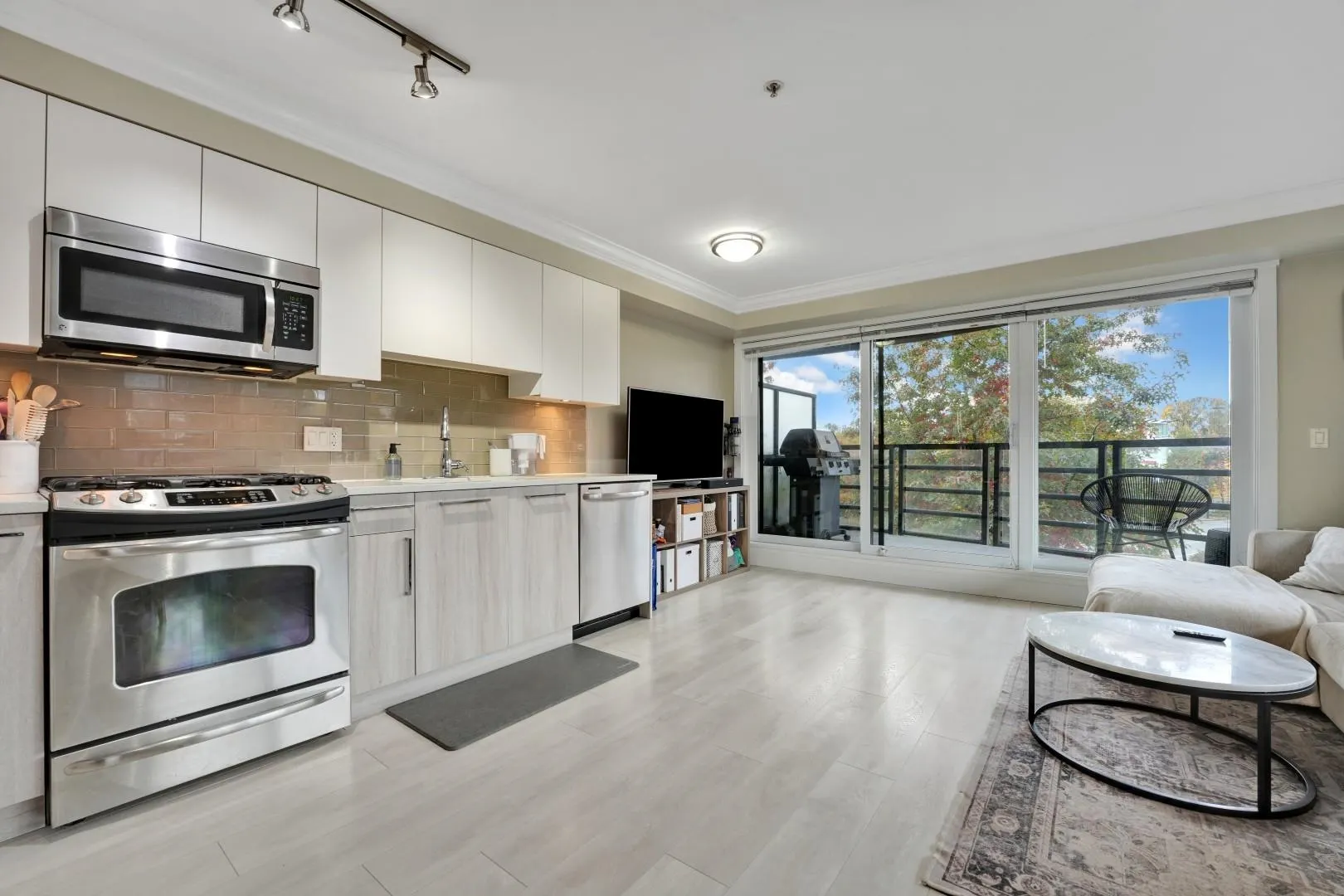 309 857 W 15th Street