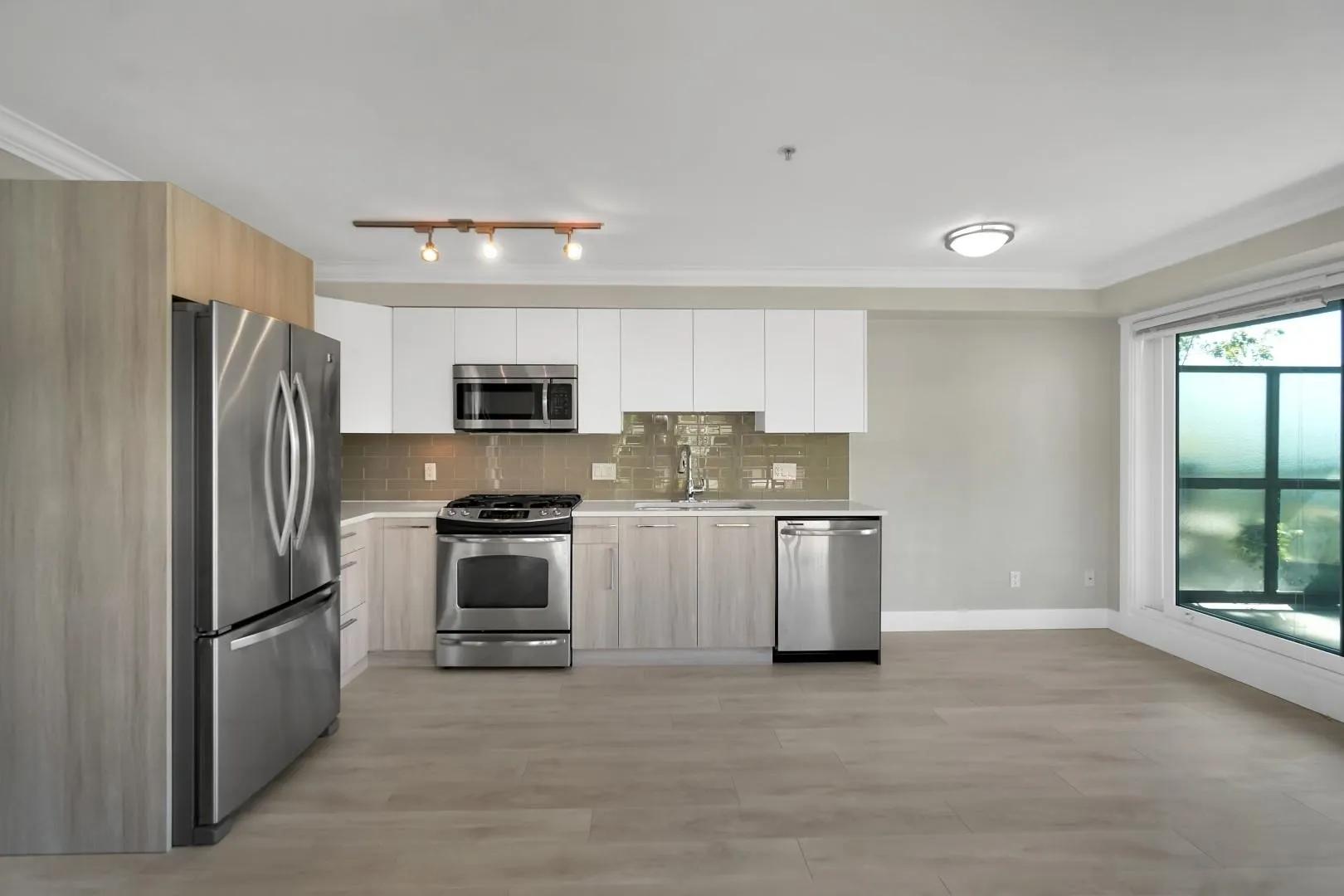 309 857 W 15th Street