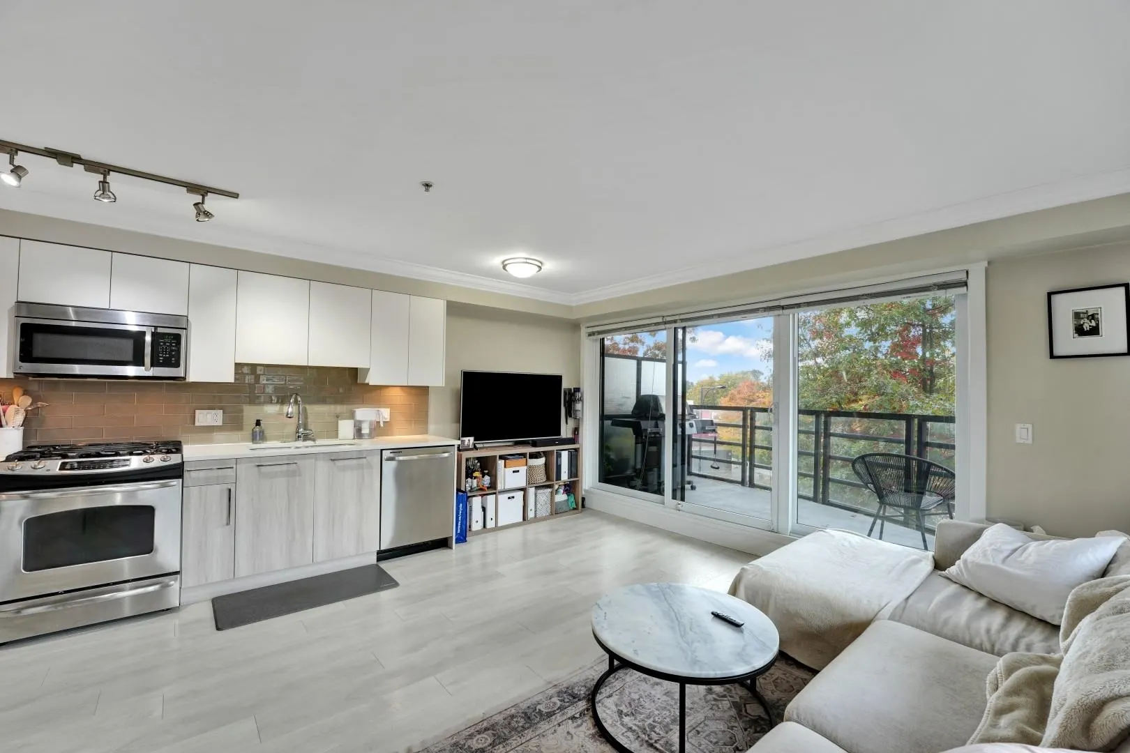 309 857 W 15th Street