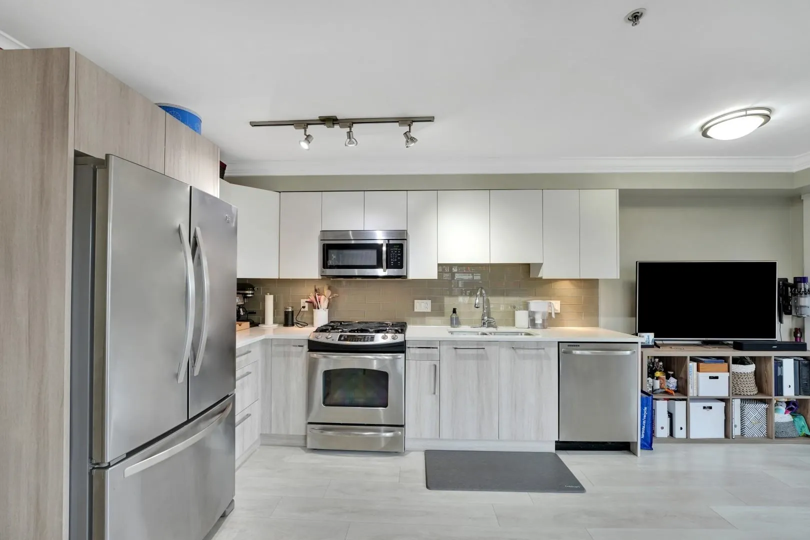 309 857 W 15th Street