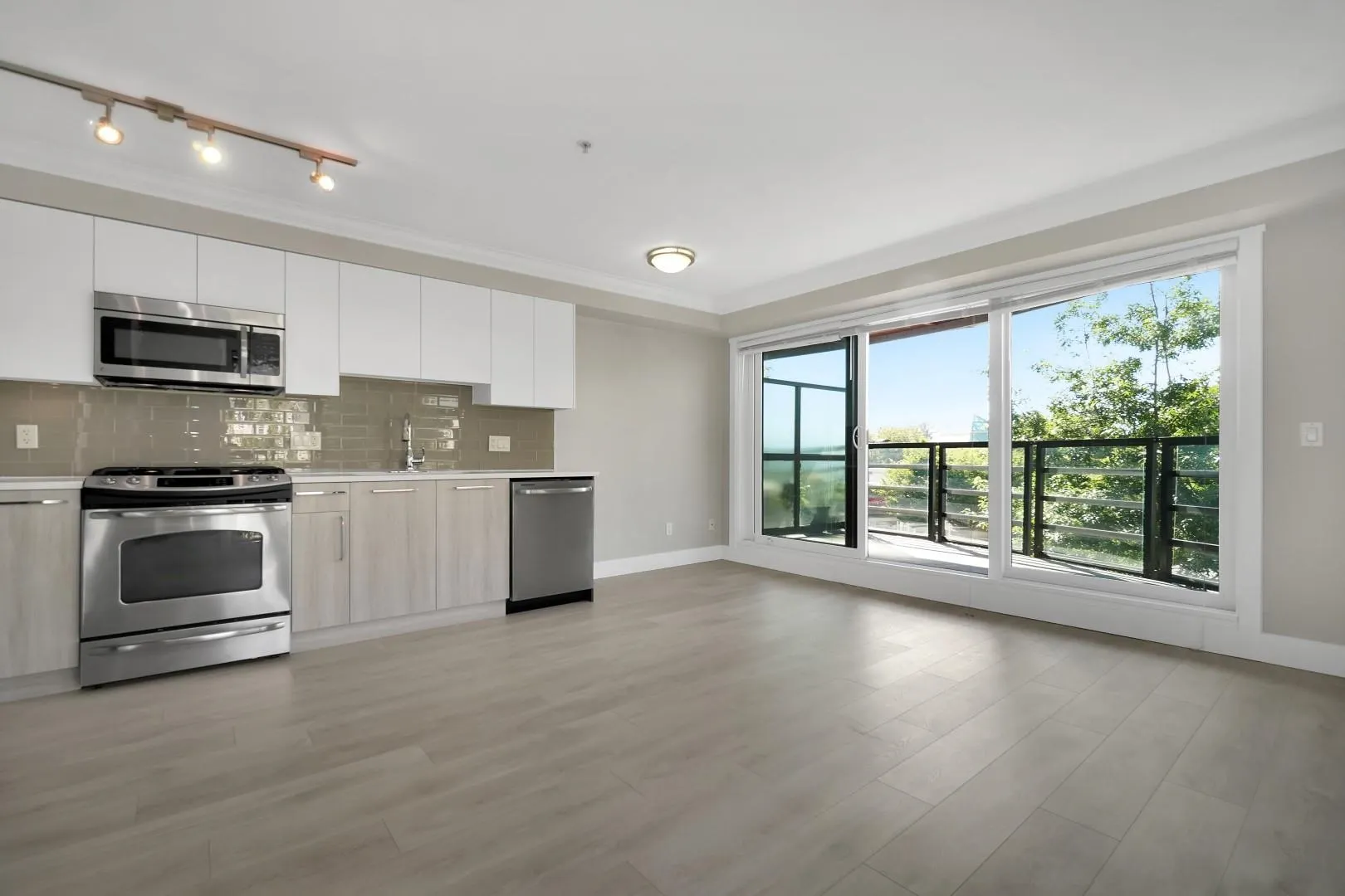 309 857 W 15th Street