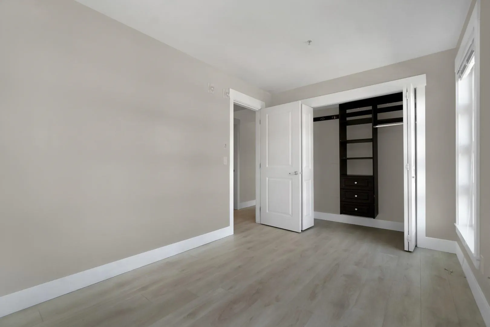 309 857 W 15th Street