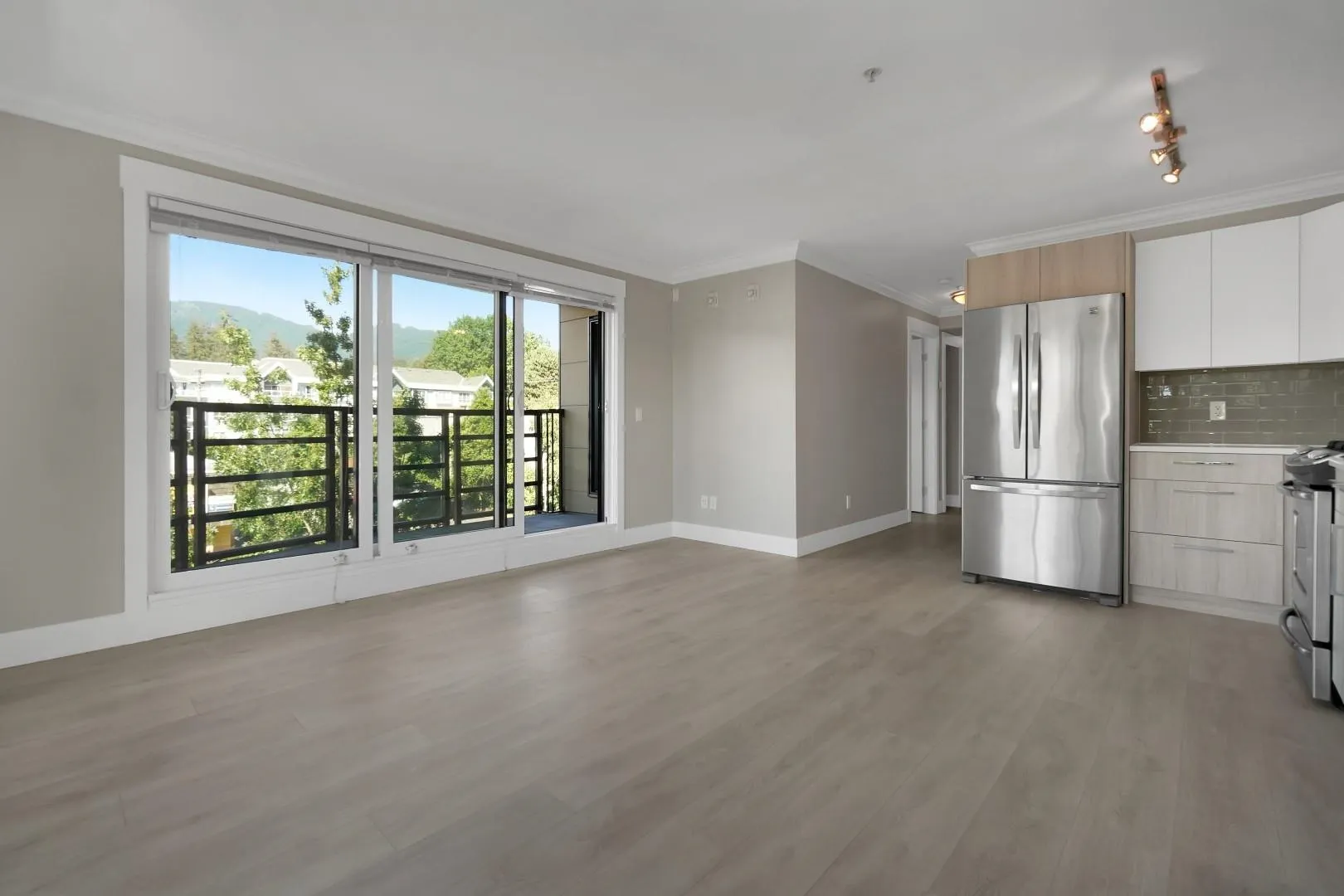 309 857 W 15th Street