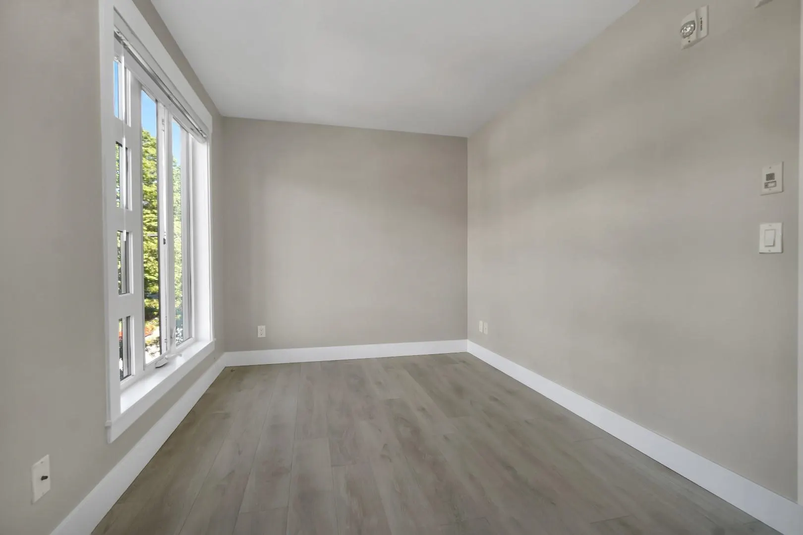 309 857 W 15th Street