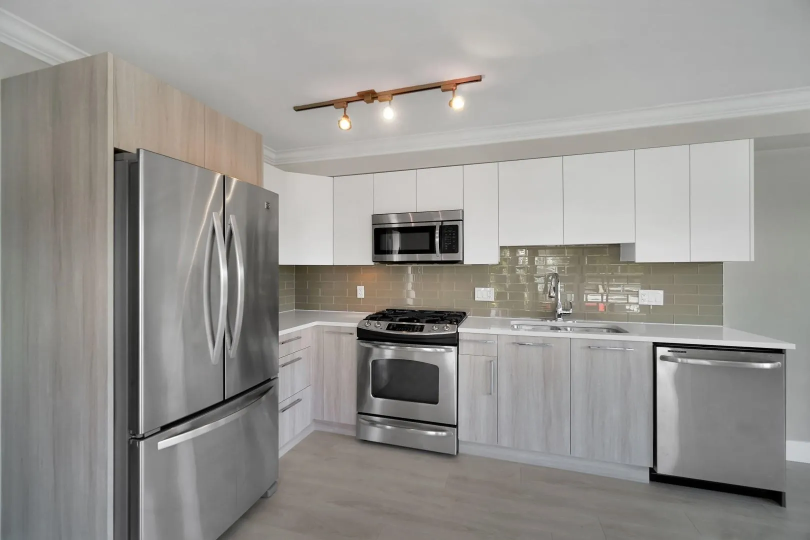 309 857 W 15th Street