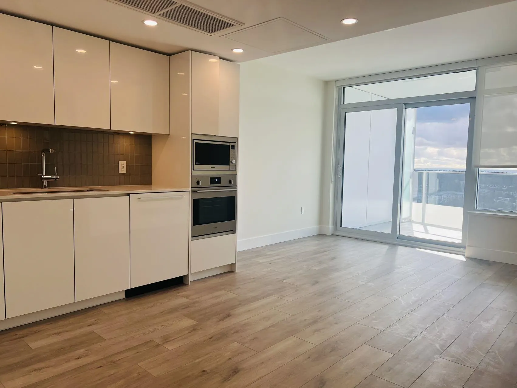 2003 10428 Whalley Boulevard