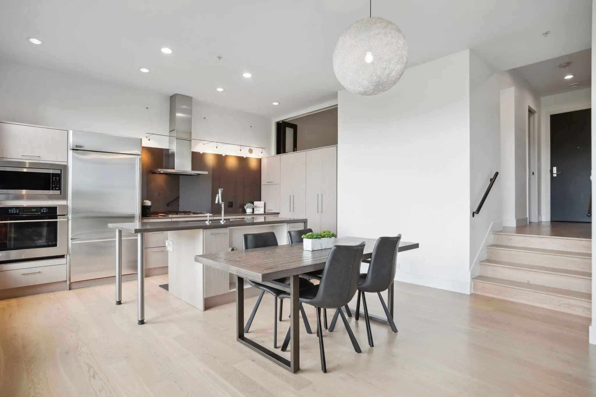 302 220 Salter Street