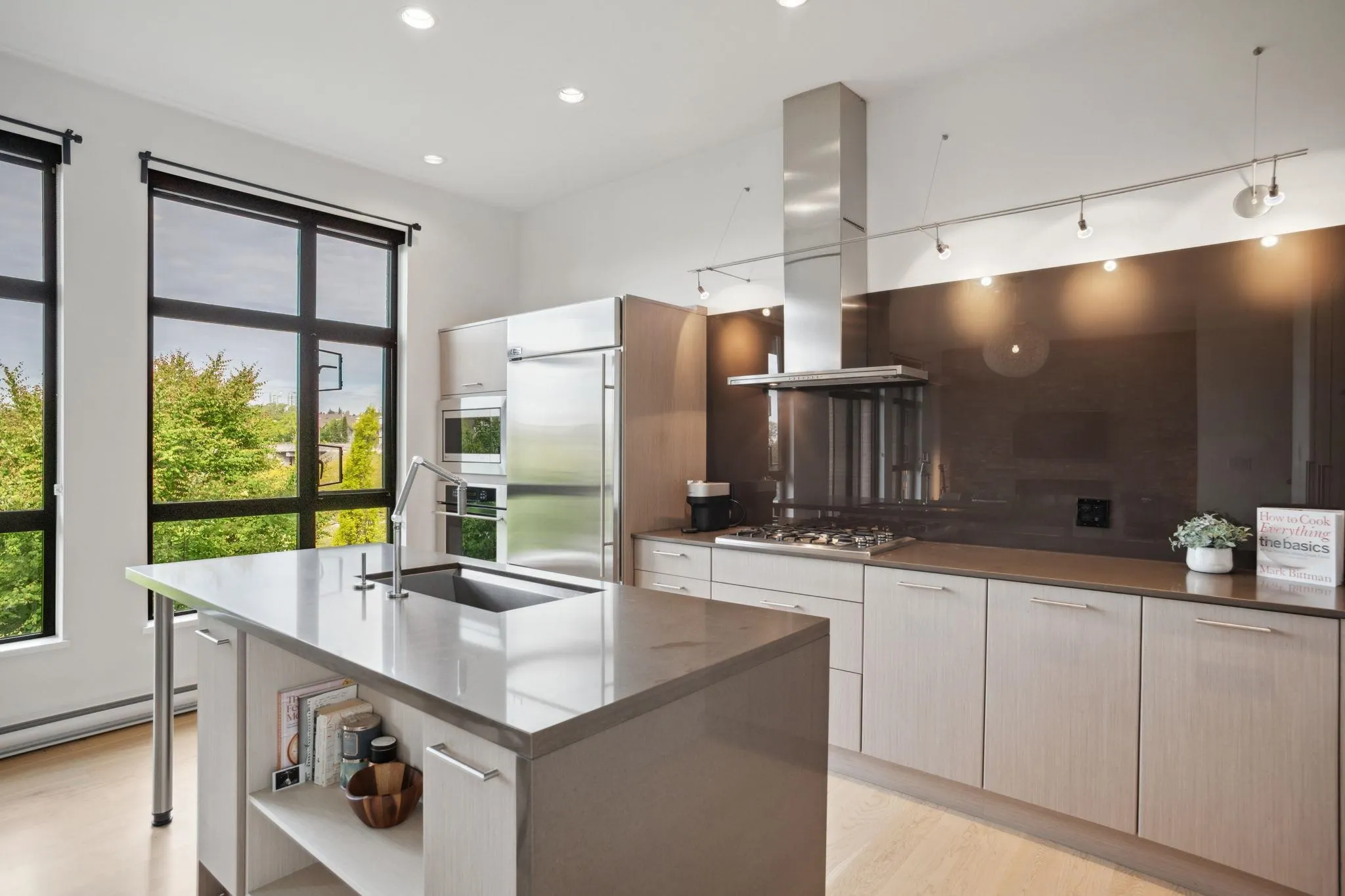 302 220 Salter Street