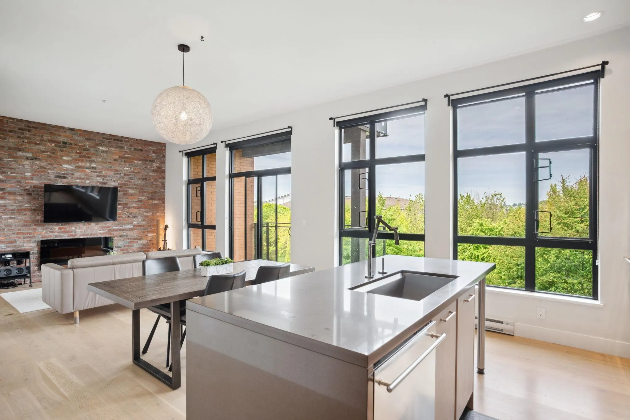 302 220 Salter Street