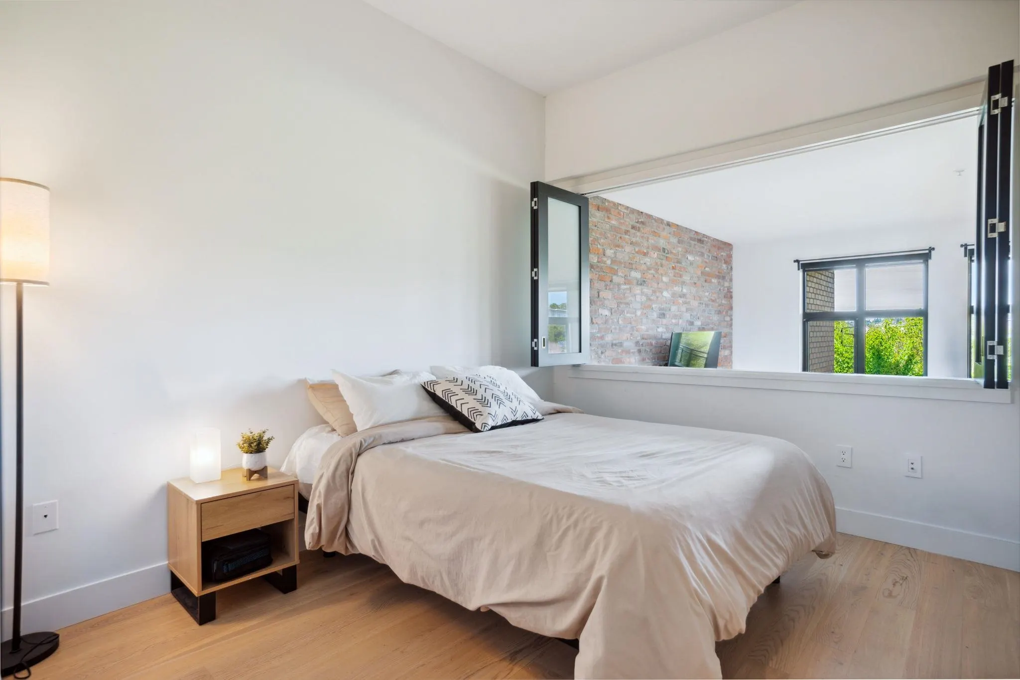 302 220 Salter Street