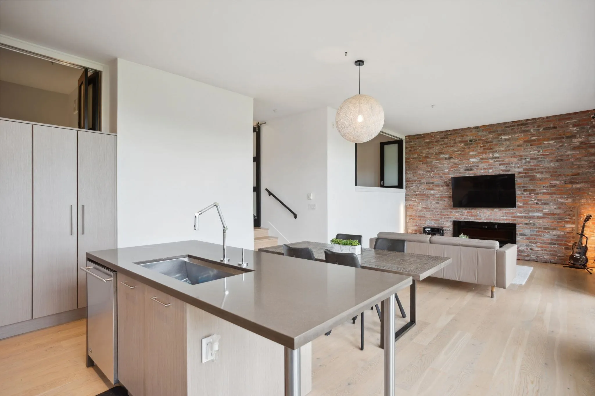 302 220 Salter Street