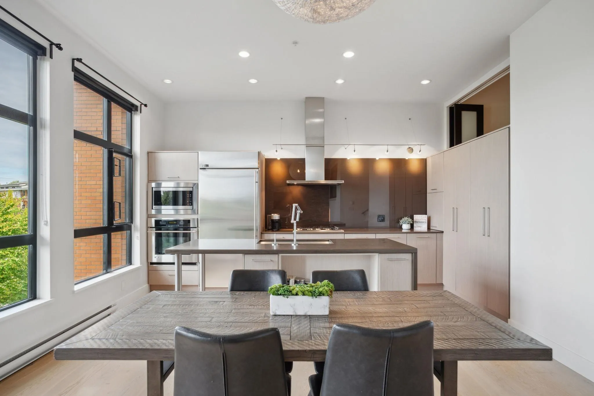 302 220 Salter Street