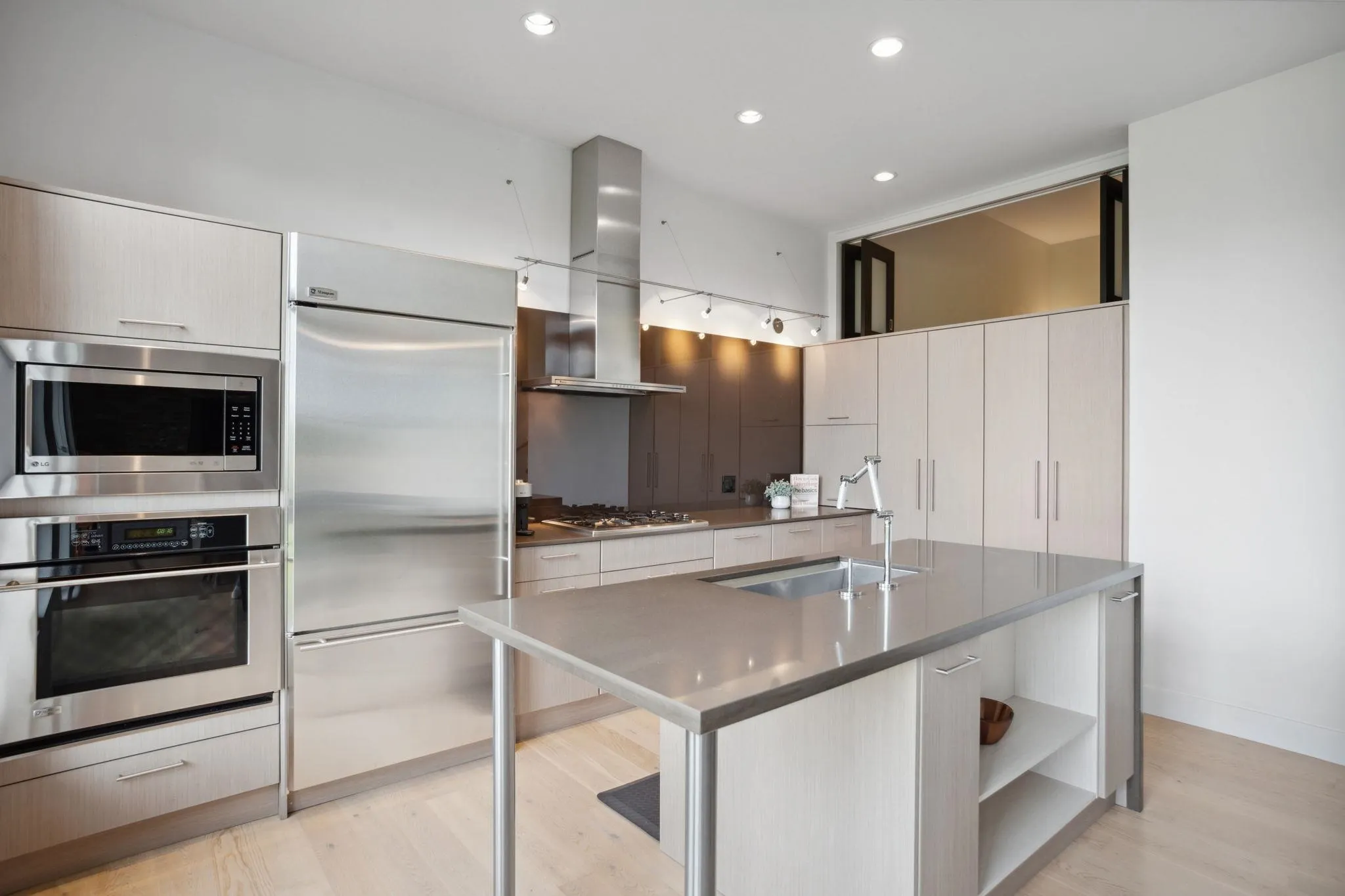 302 220 Salter Street