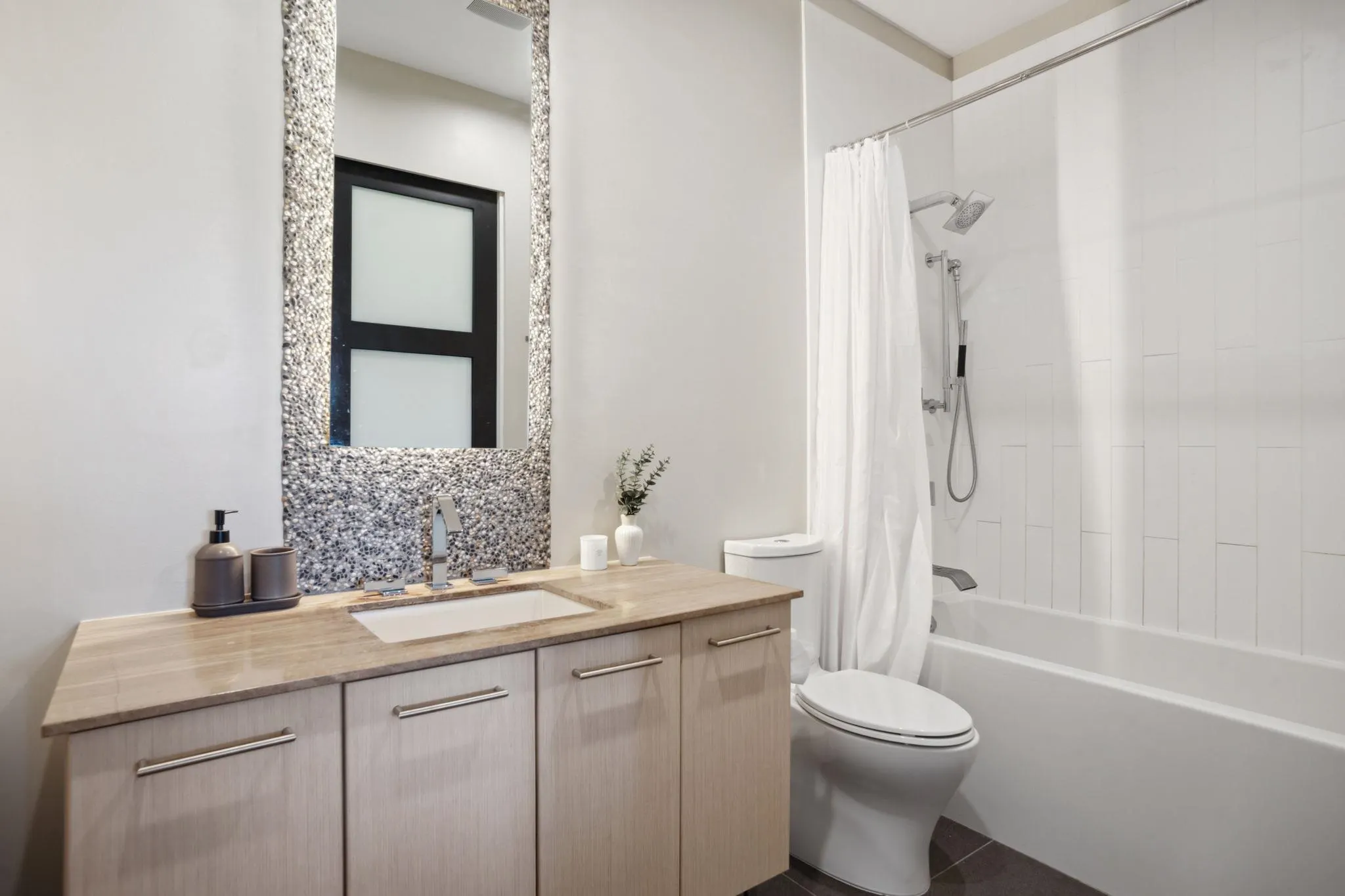 302 220 Salter Street