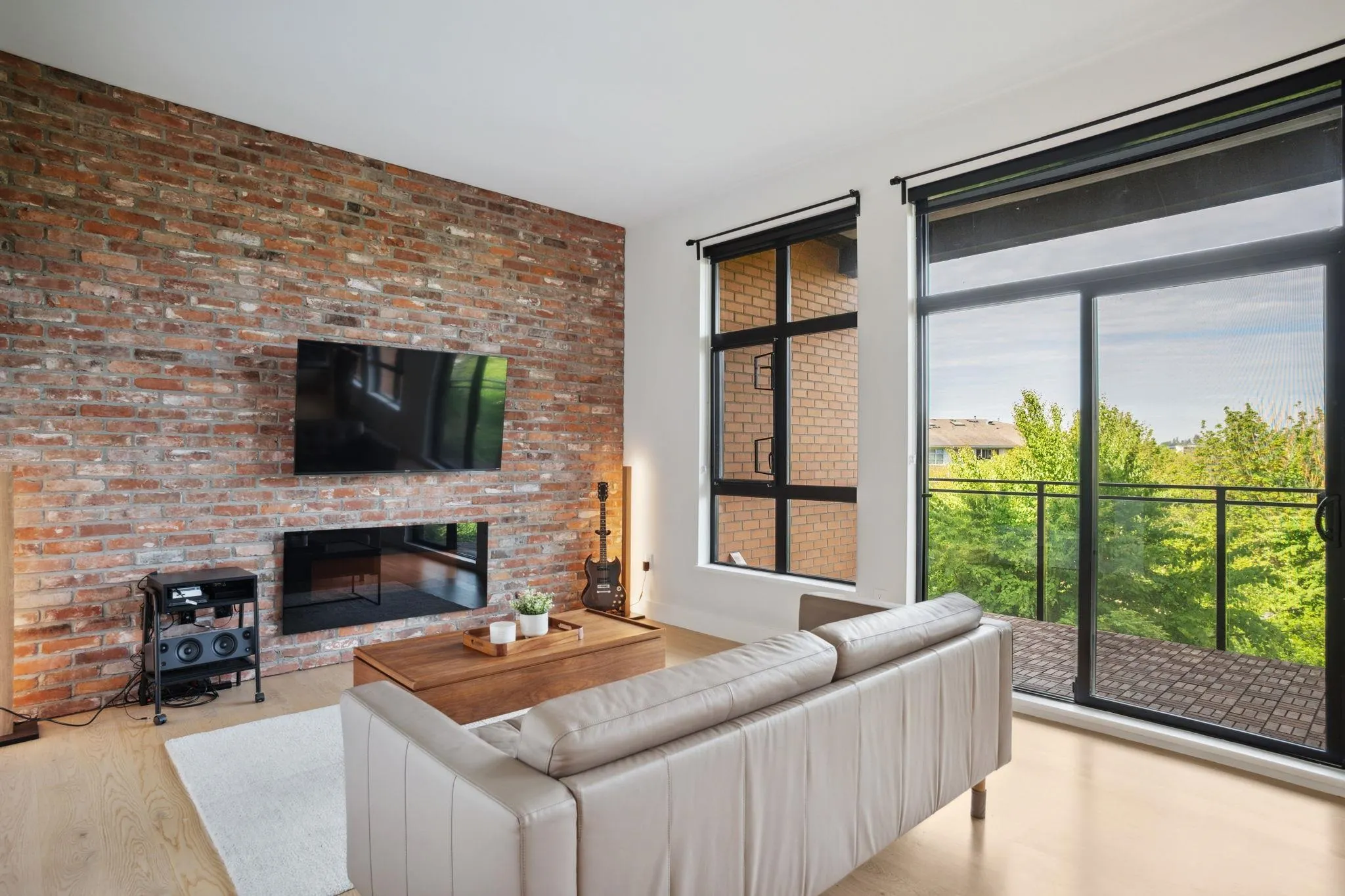 302 220 Salter Street