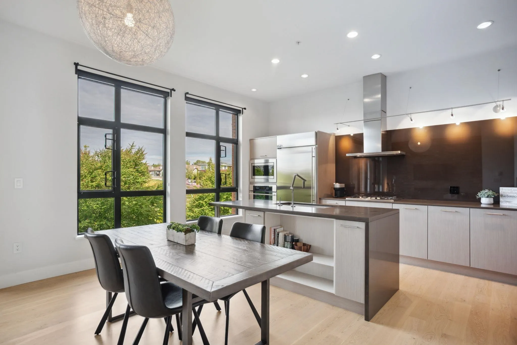 302 220 Salter Street