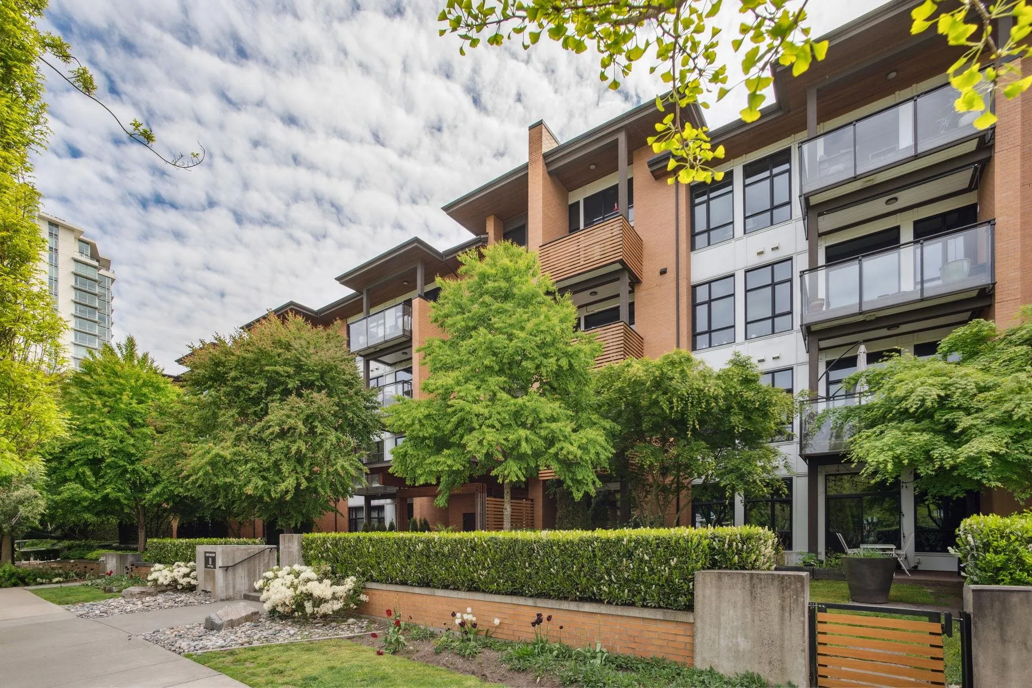 302 220 Salter Street