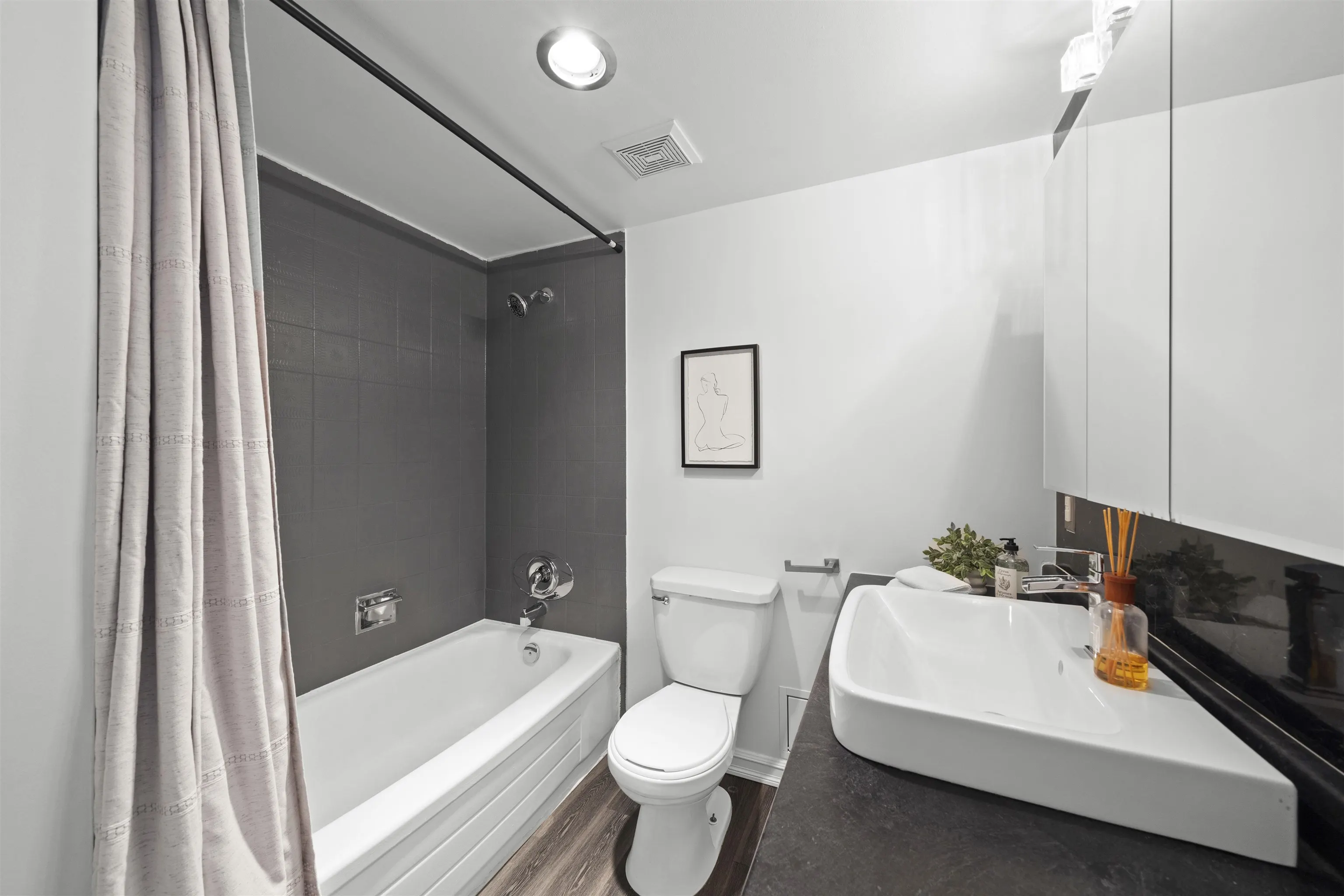 203 2244 Mcgill Street