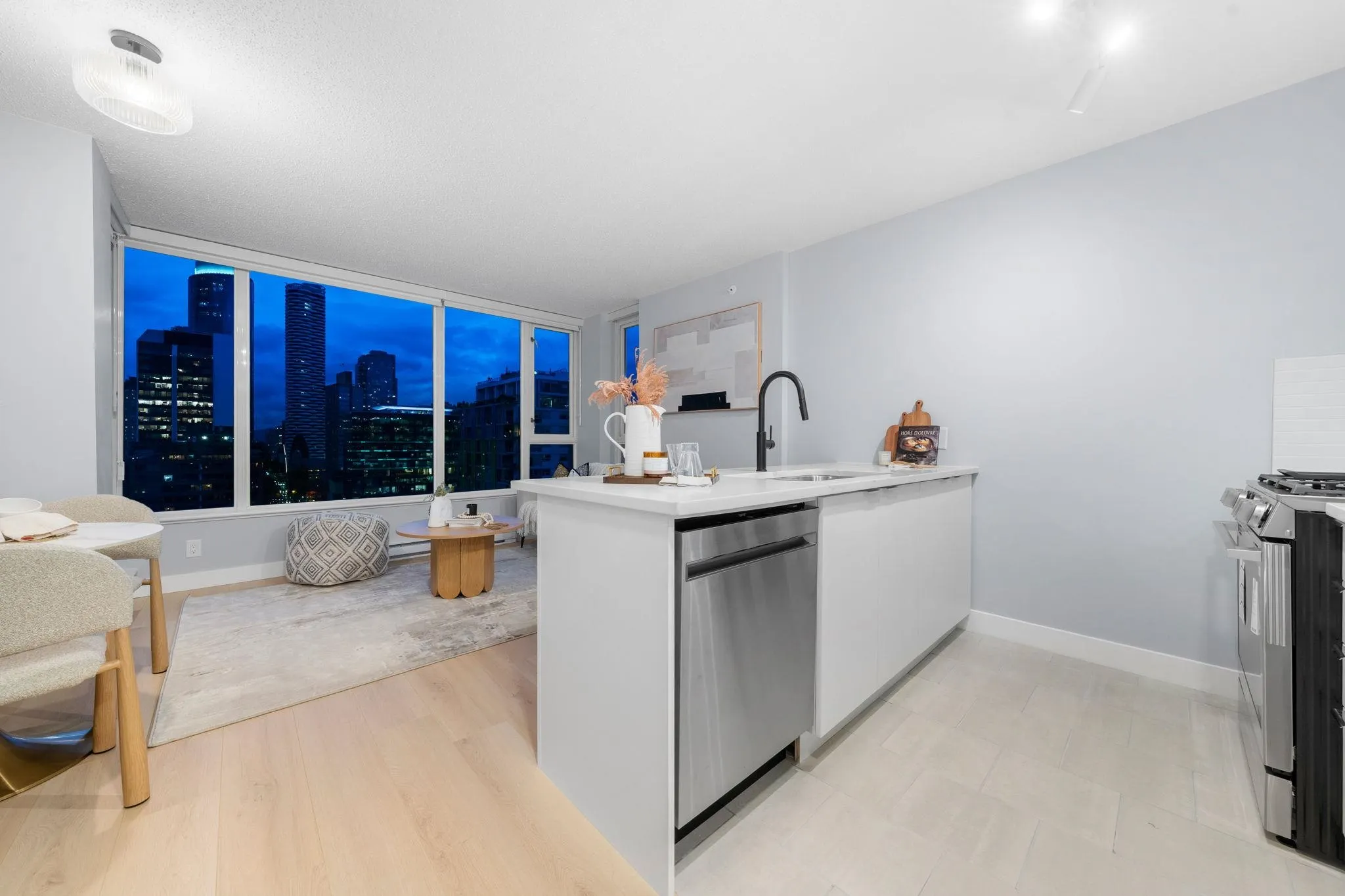 2101 1001 Richards Street