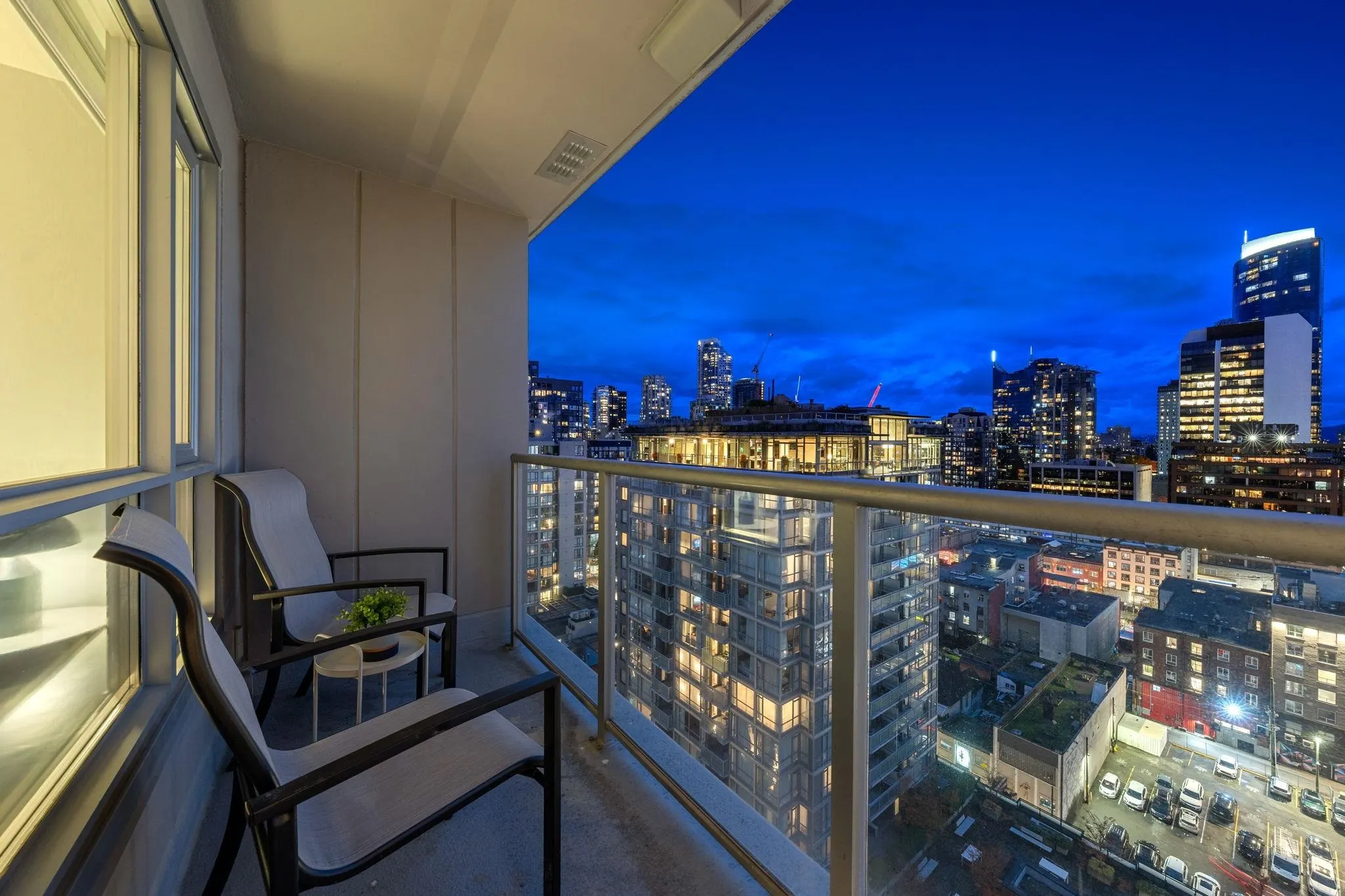 2101 1001 Richards Street